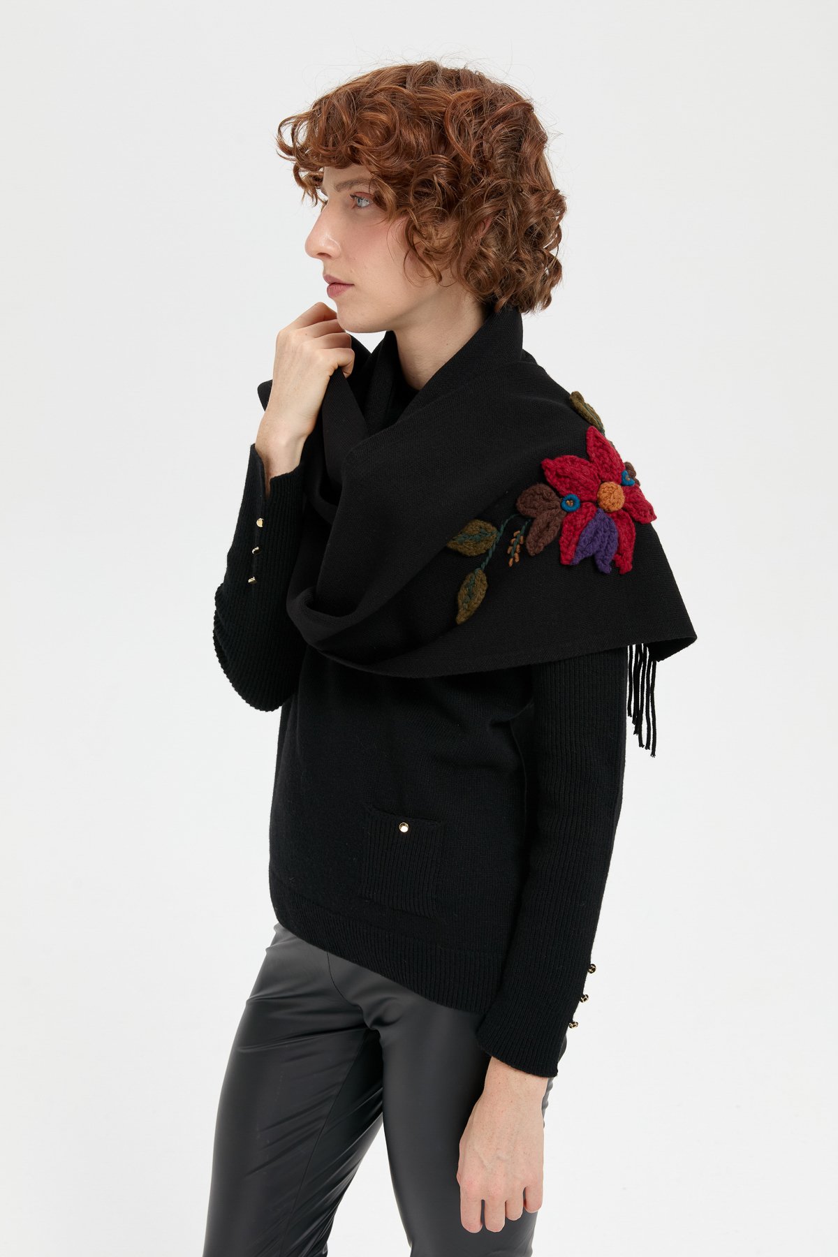 24072Kadın Örgü Çiçek İşlemeli Püsküllü Kaşkol Siyah