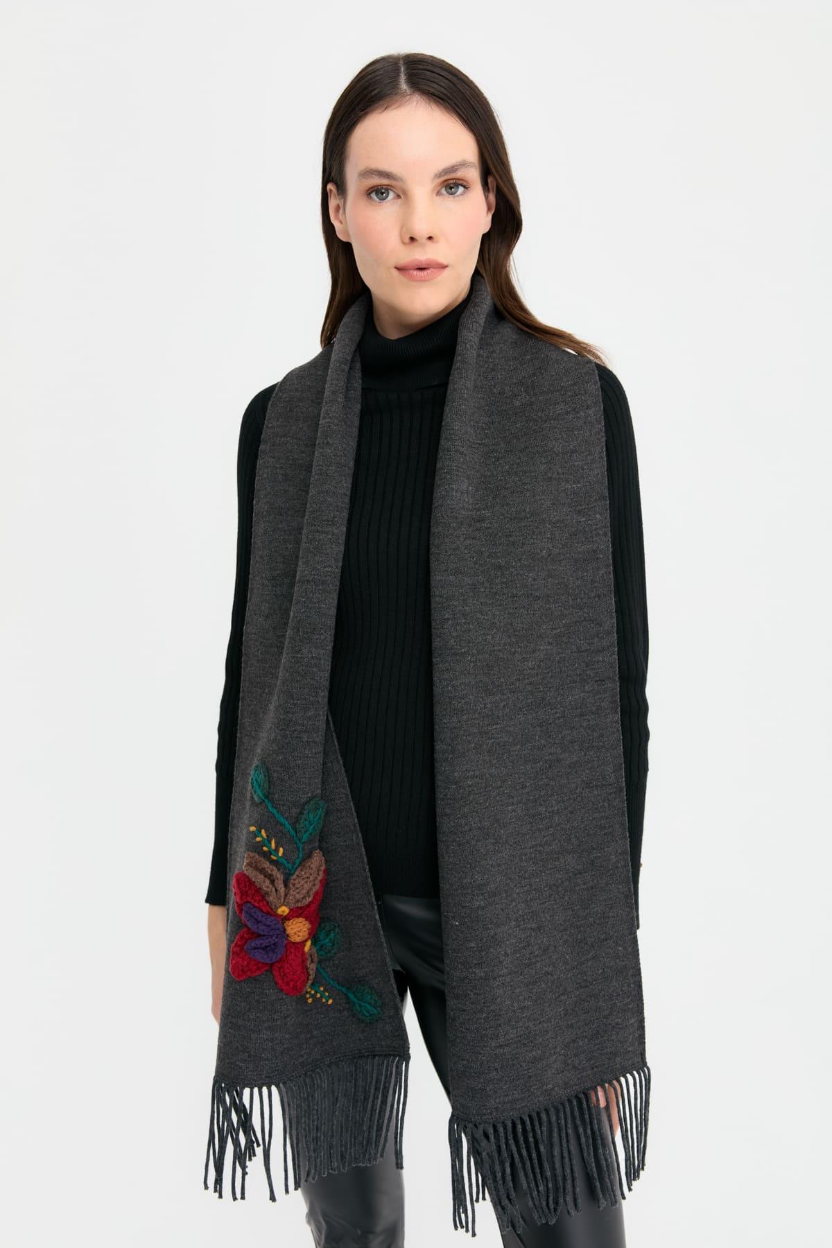 24072Kadın Örgü Çiçek İşlemeli Püsküllü Kaşkol K.Füme