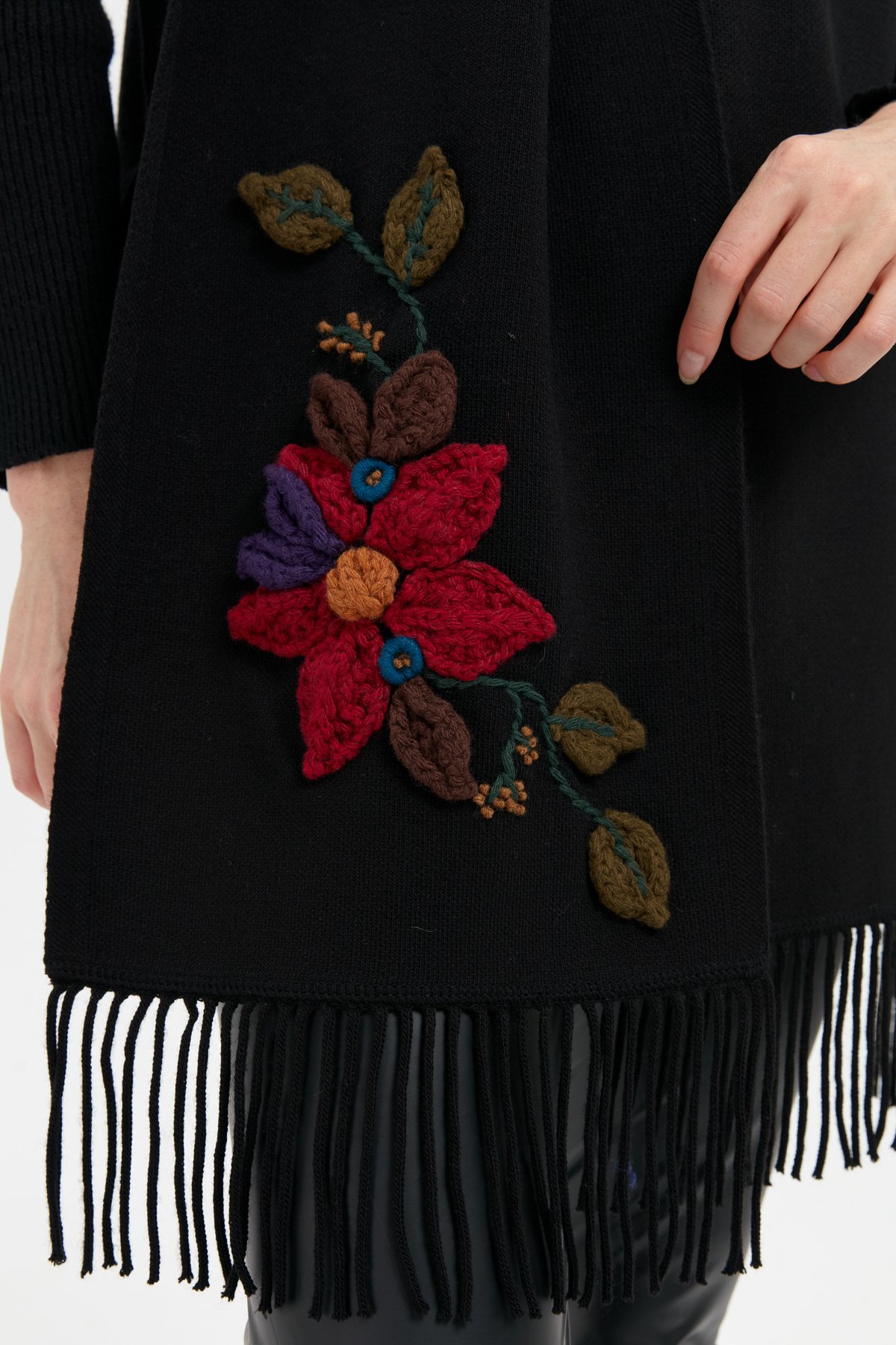 24072Kadın Örgü Çiçek İşlemeli Püsküllü Kaşkol Siyah