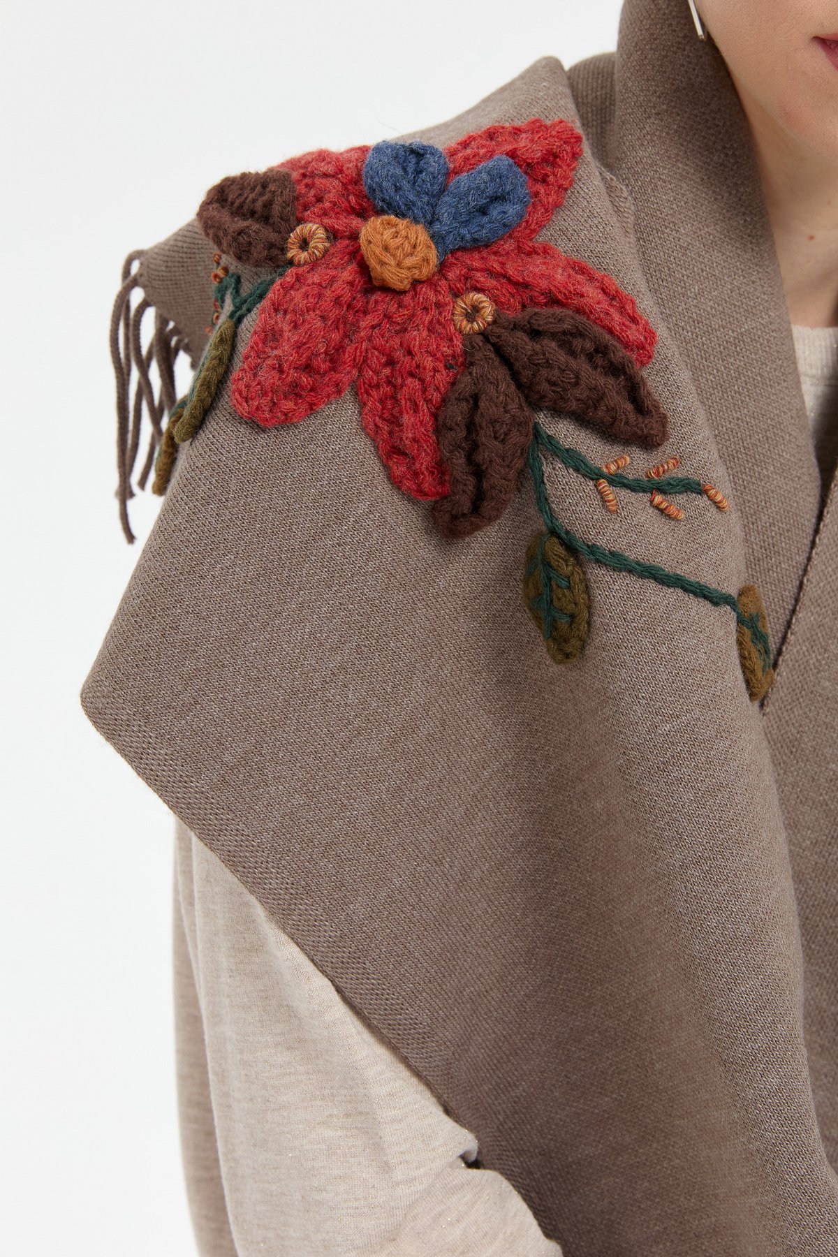 24072Kadın Örgü Çiçek İşlemeli Püsküllü Kaşkol Vizon