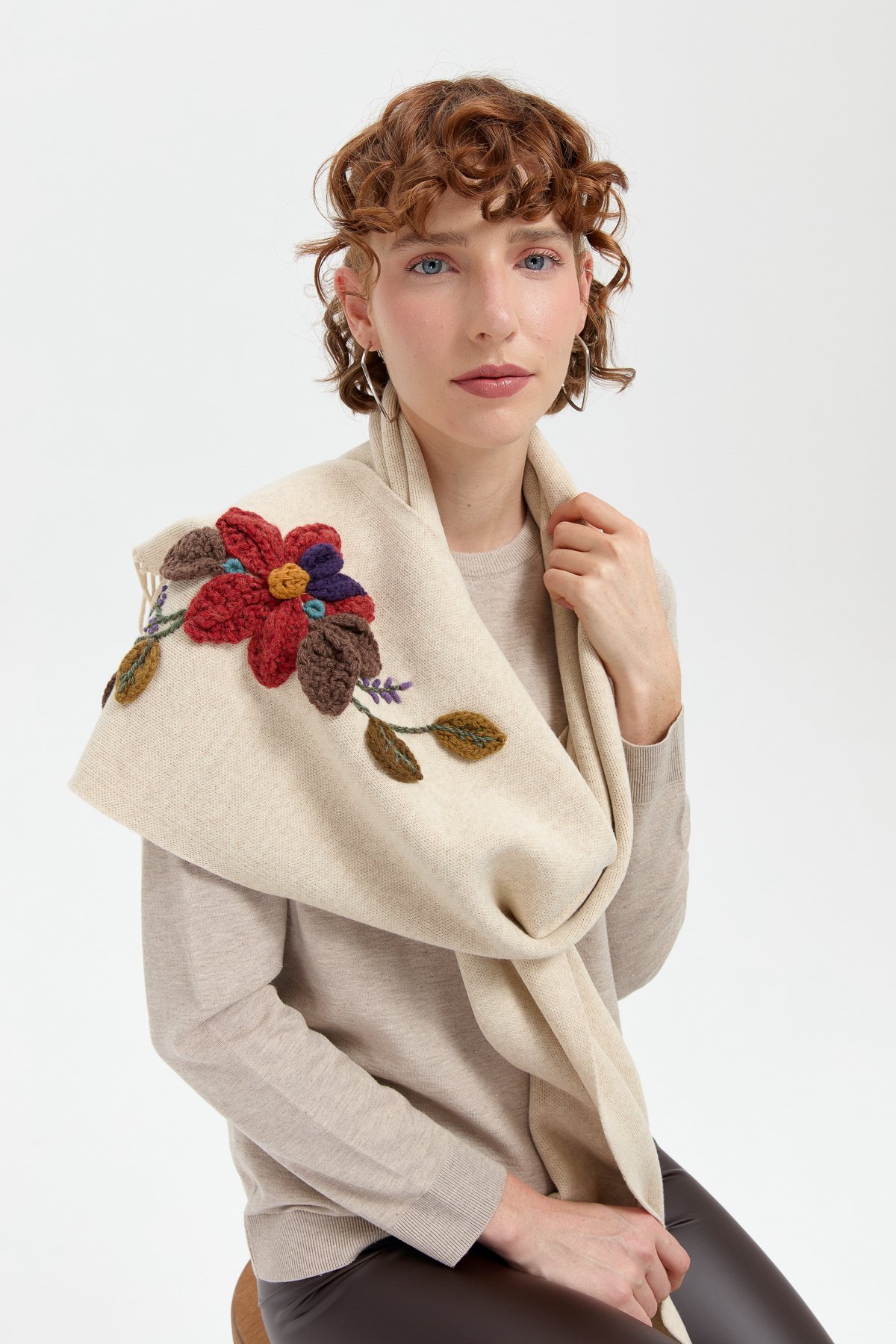 24072Kadın Örgü Çiçek İşlemeli Püsküllü Kaşkol T.Melanj