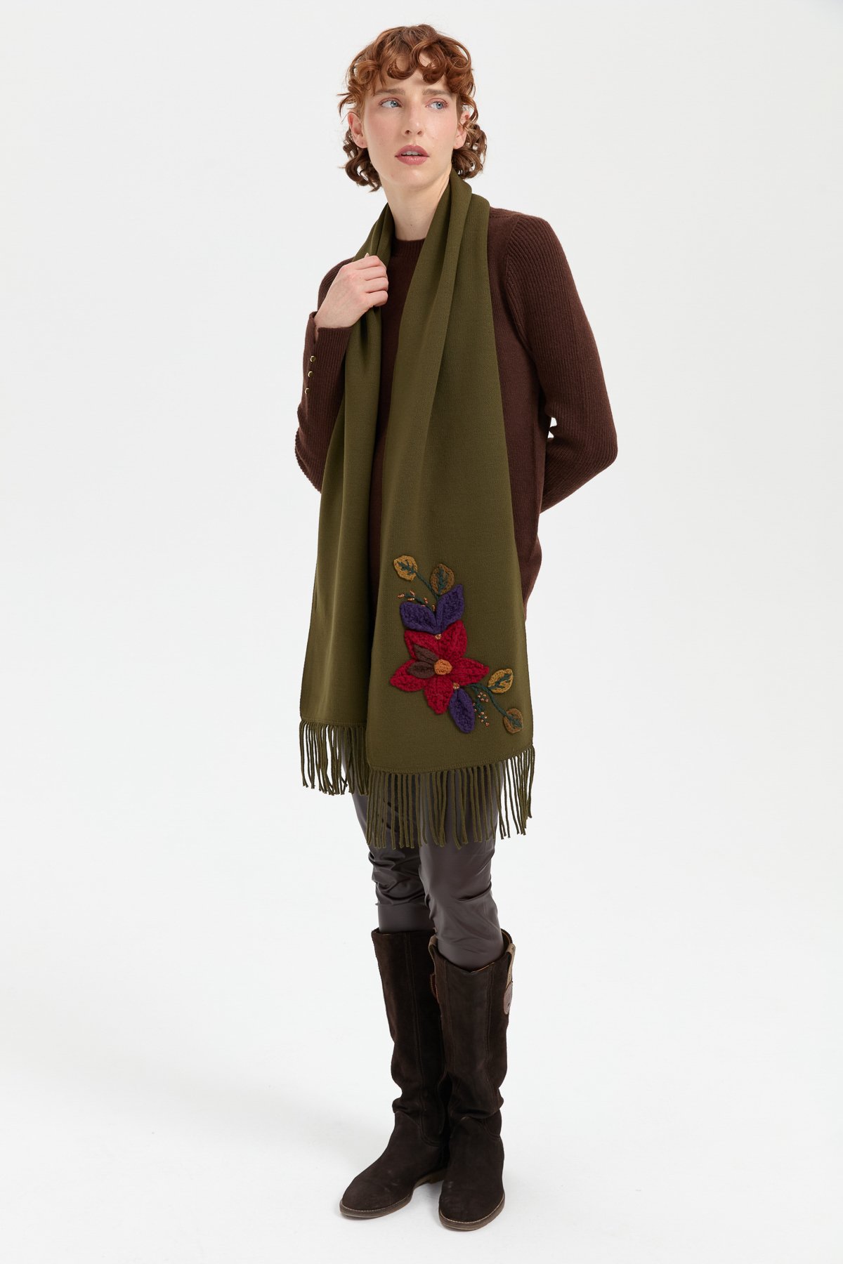 24072Kadın Örgü Çiçek İşlemeli Püsküllü Kaşkol Haki