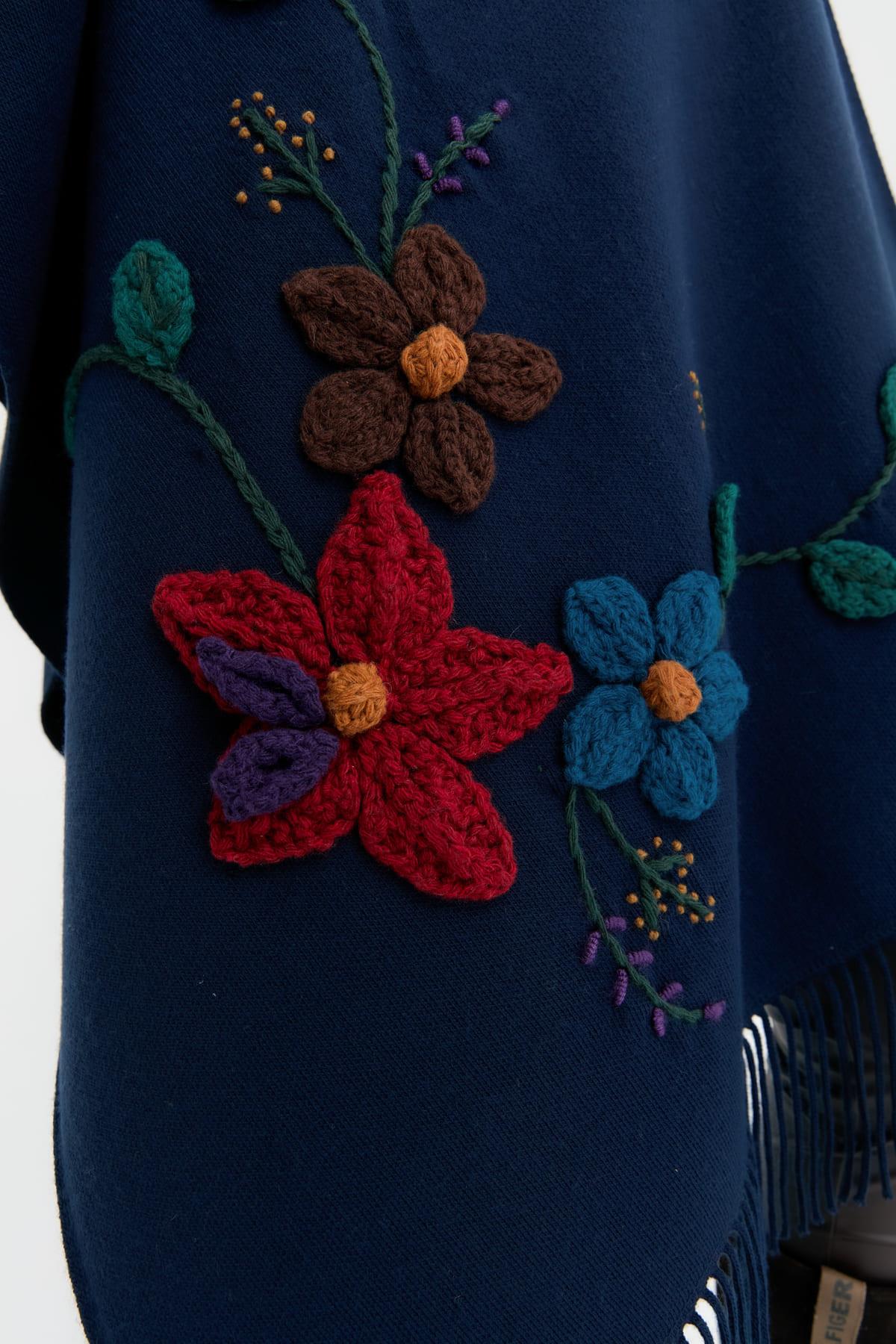 24073Kadın Örgü Çiçek İşlemeli Püsküllü Şal Lacivert