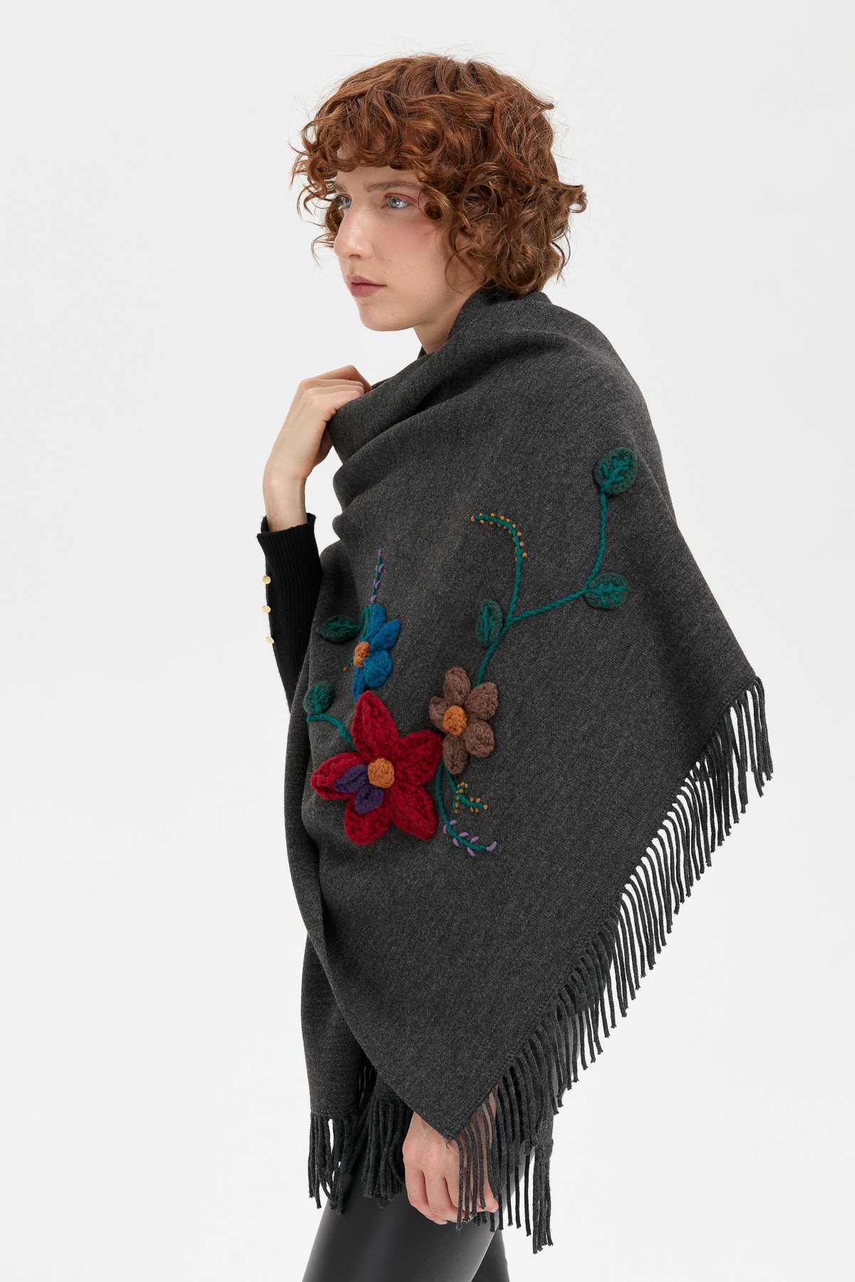 24073Kadın Örgü Çiçek İşlemeli Püsküllü Şal K.Füme