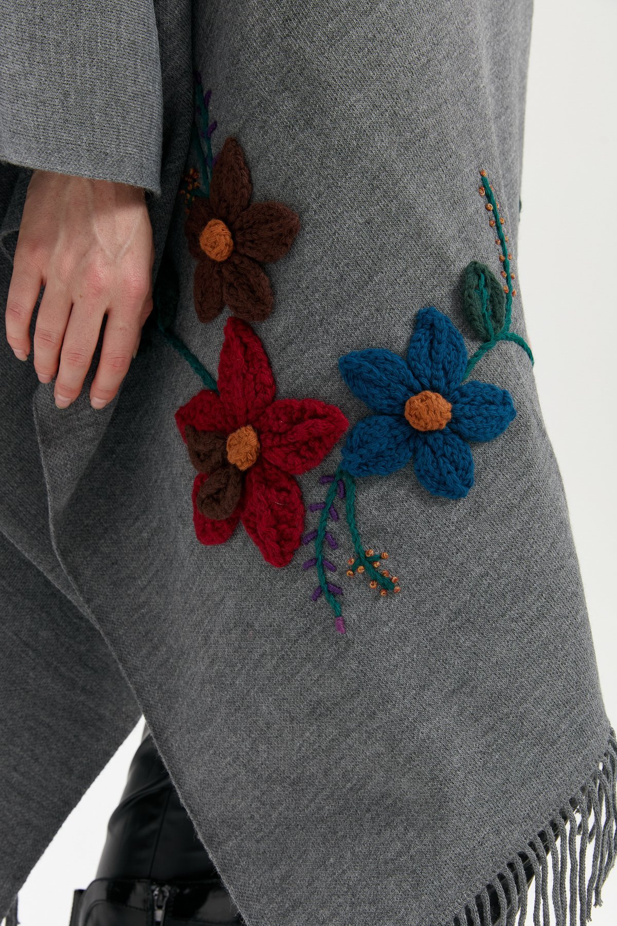 24073Kadın Örgü Çiçek İşlemeli Püsküllü Şal Füme