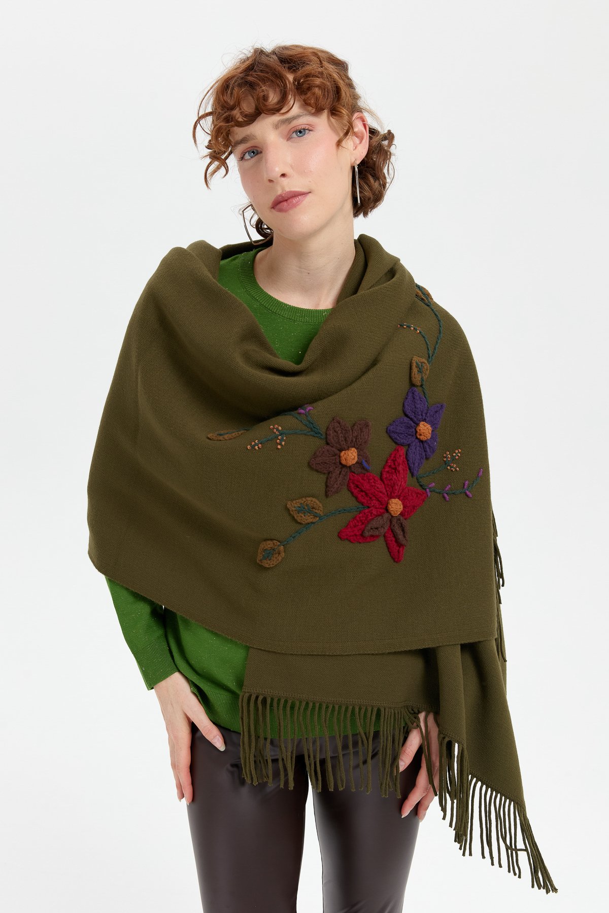 24073Kadın Örgü Çiçek İşlemeli Püsküllü Şal Haki