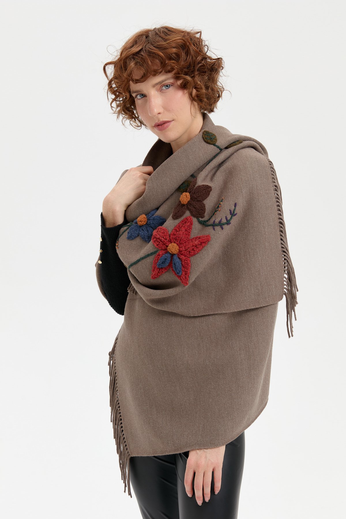24073Kadın Örgü Çiçek İşlemeli Püsküllü Şal Vizon