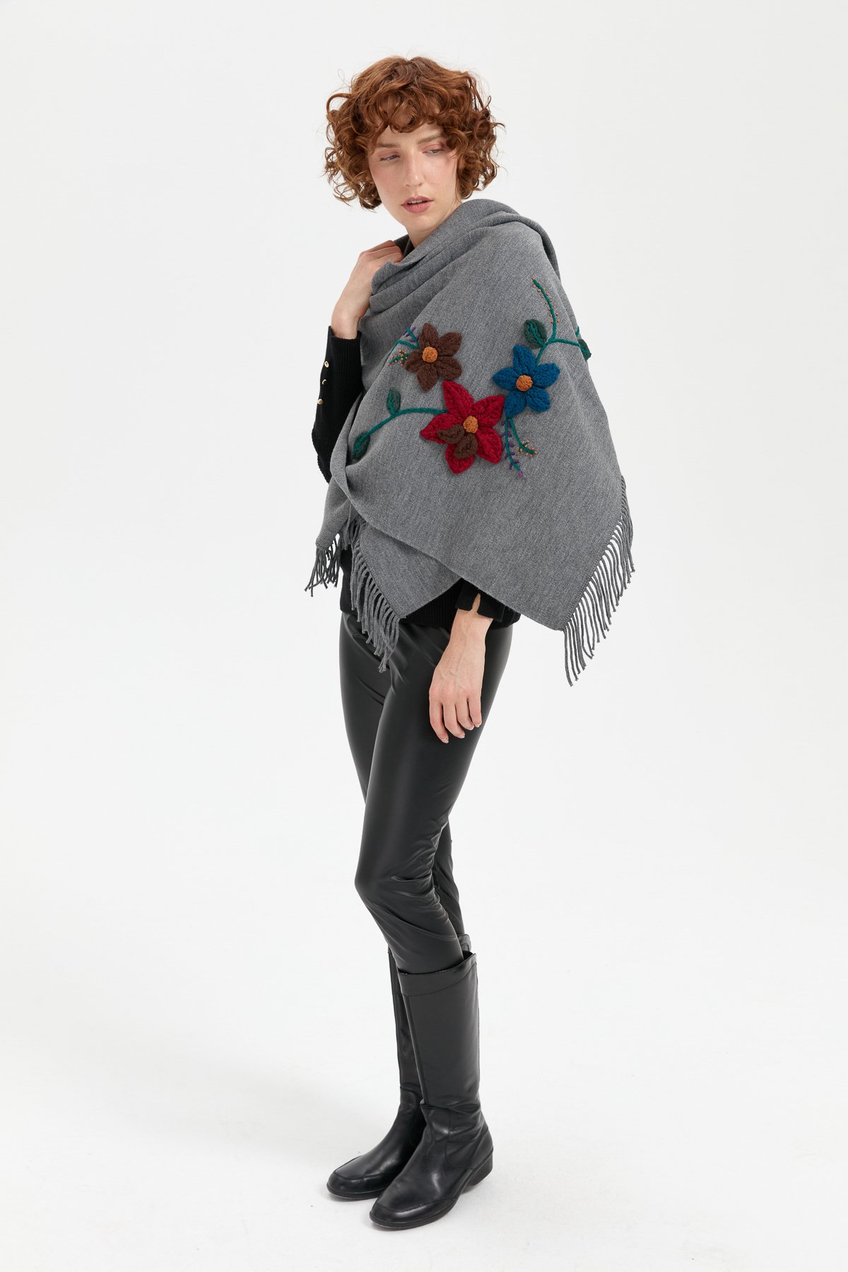 24073Kadın Örgü Çiçek İşlemeli Püsküllü Şal Füme