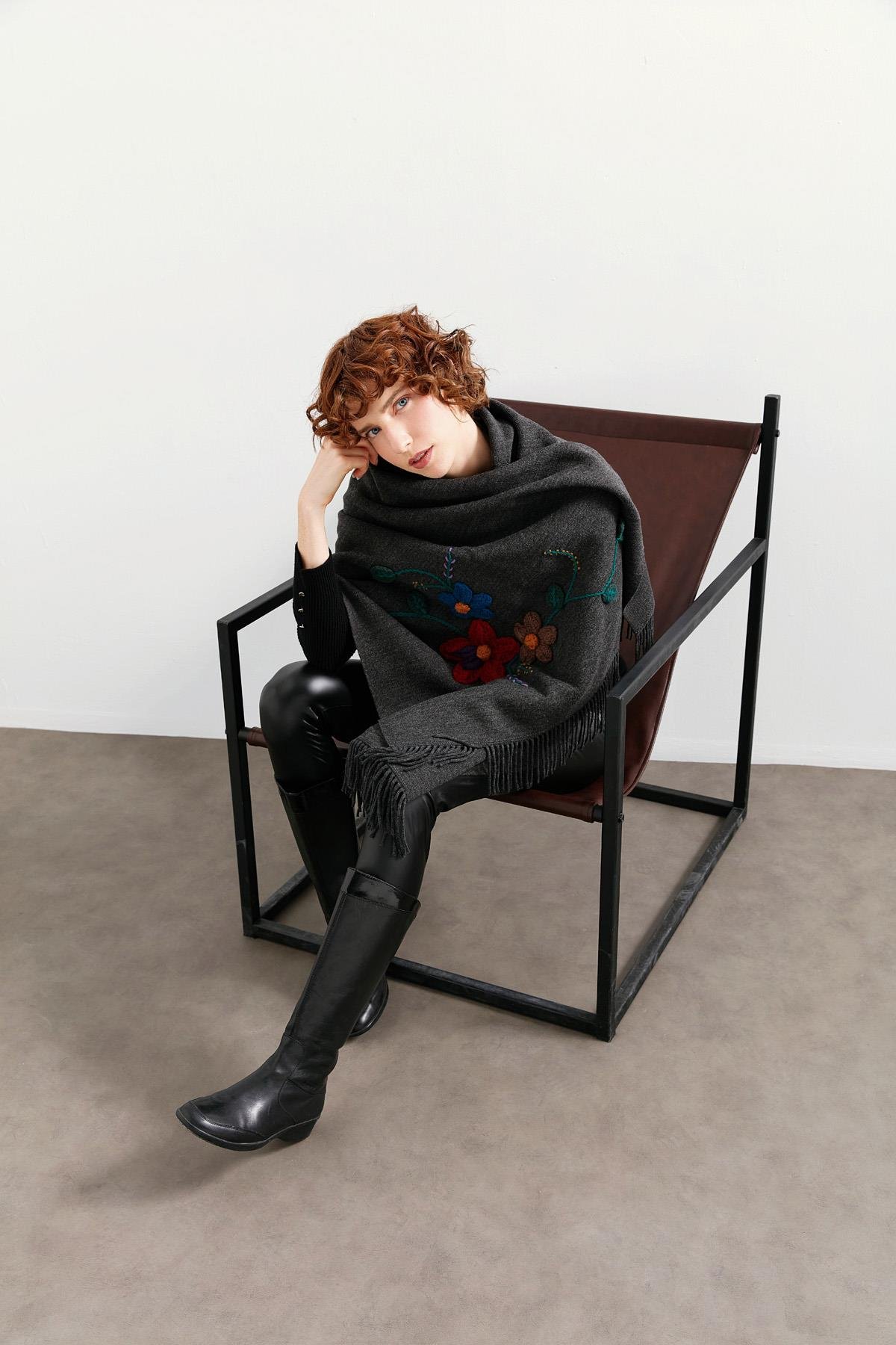 24073Kadın Örgü Çiçek İşlemeli Püsküllü Şal K.Füme