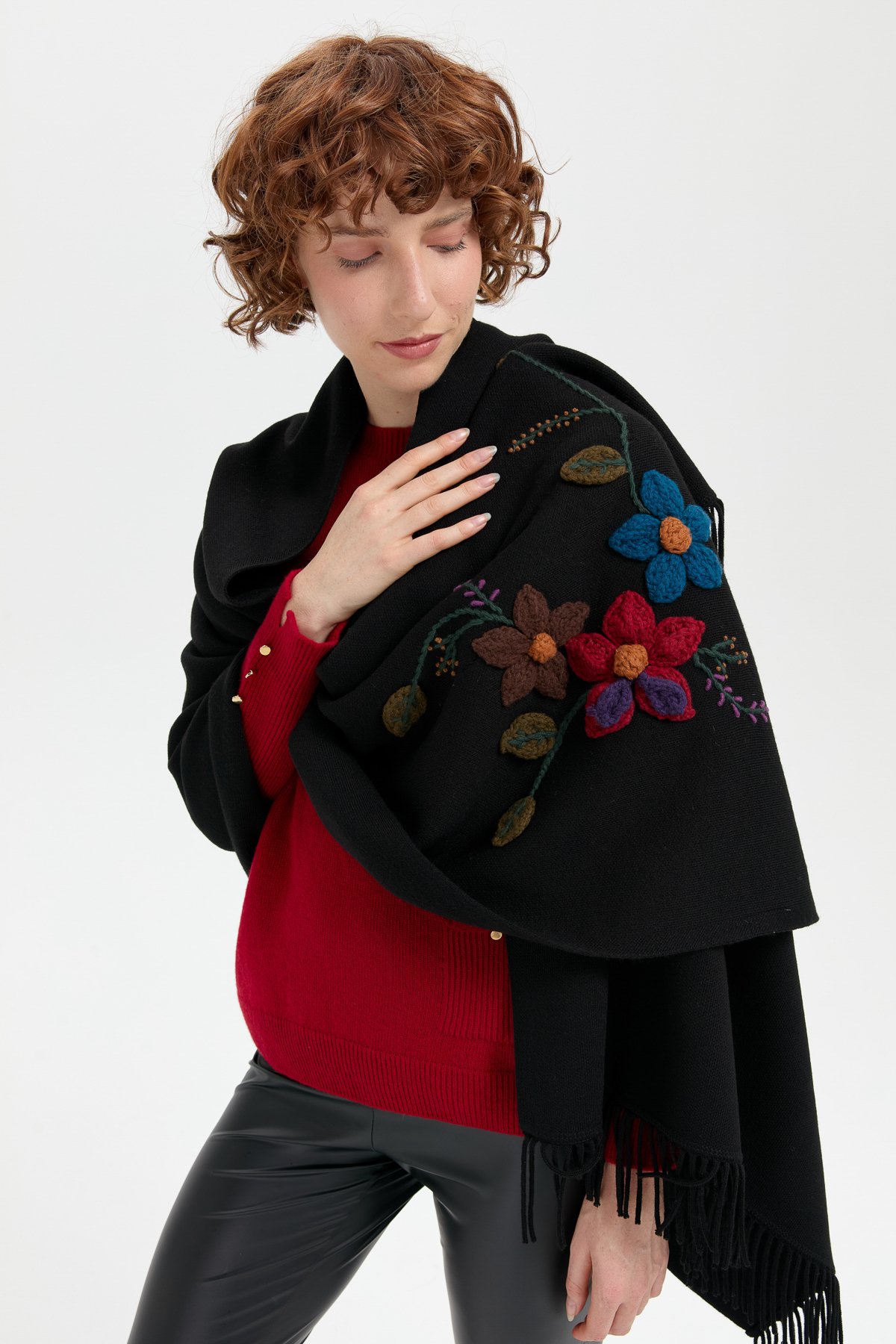 24073Kadın Örgü Çiçek İşlemeli Püsküllü Şal Siyah