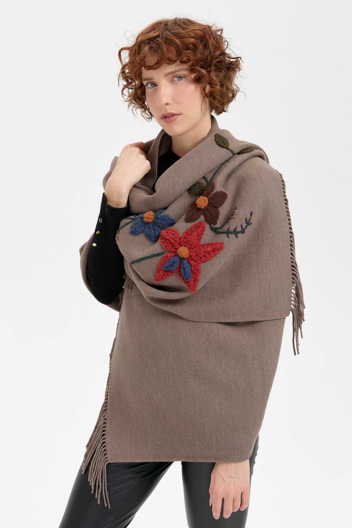 24073Kadın Örgü Çiçek İşlemeli Püsküllü Şal Vizon