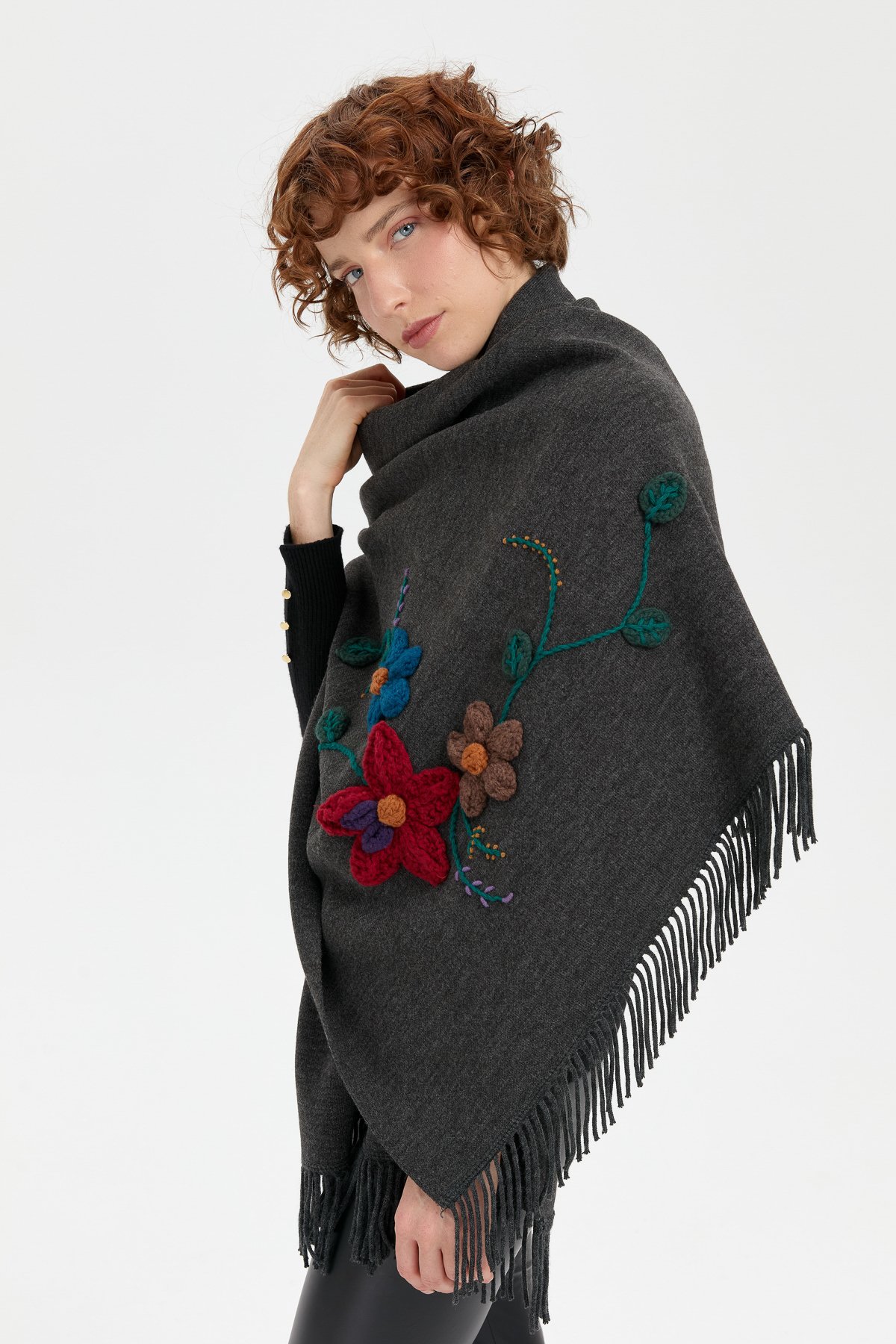 24073Kadın Örgü Çiçek İşlemeli Püsküllü Şal K.Füme