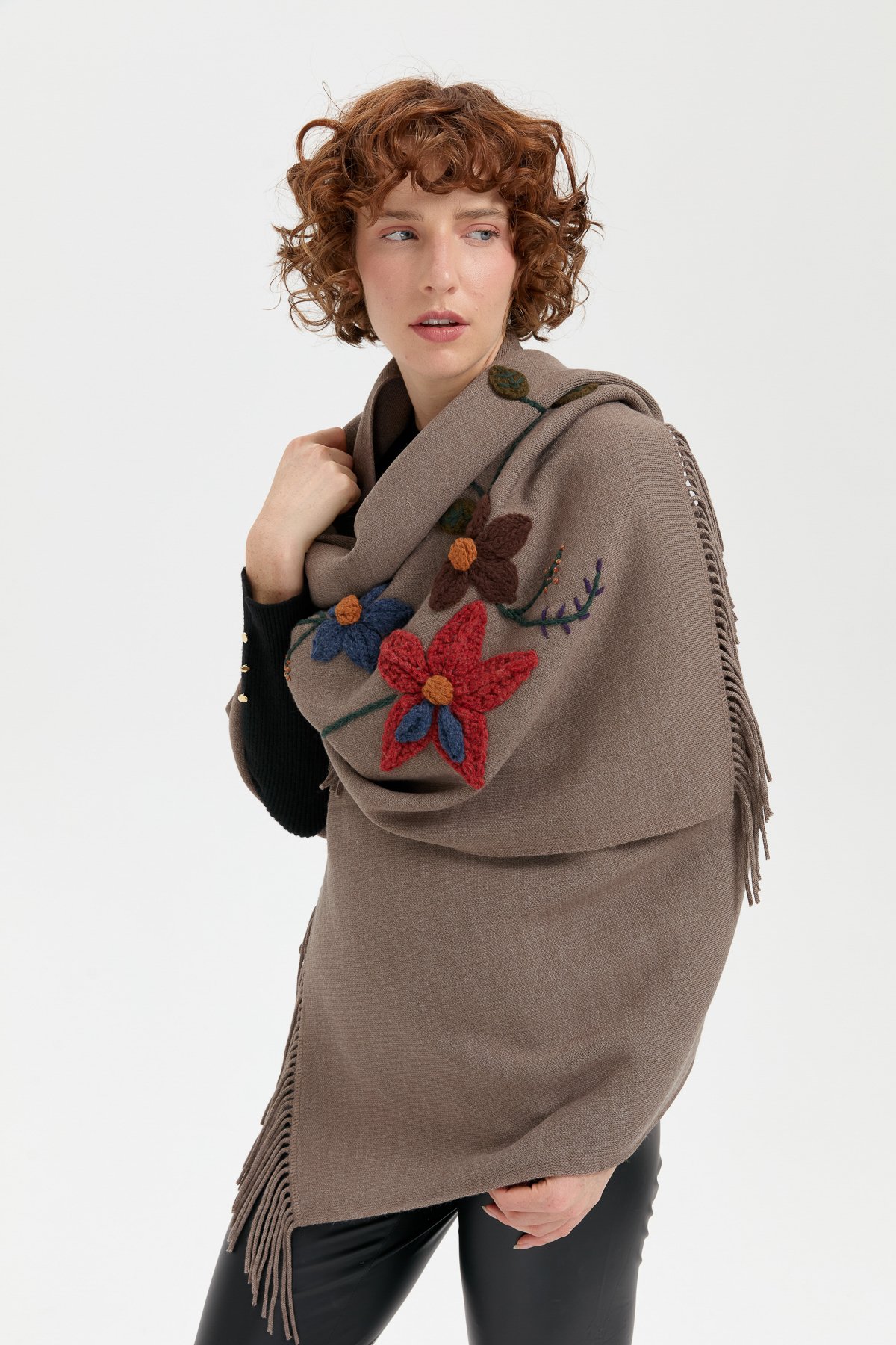 24073Kadın Örgü Çiçek İşlemeli Püsküllü Şal Vizon