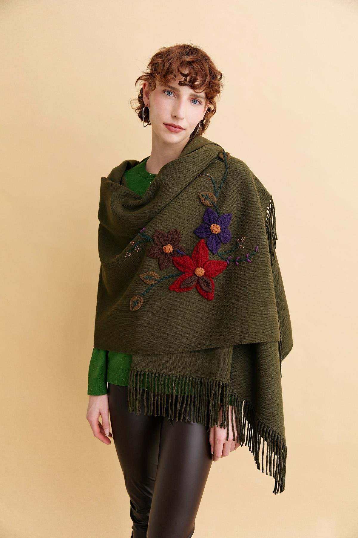 24073Kadın Örgü Çiçek İşlemeli Püsküllü Şal Haki