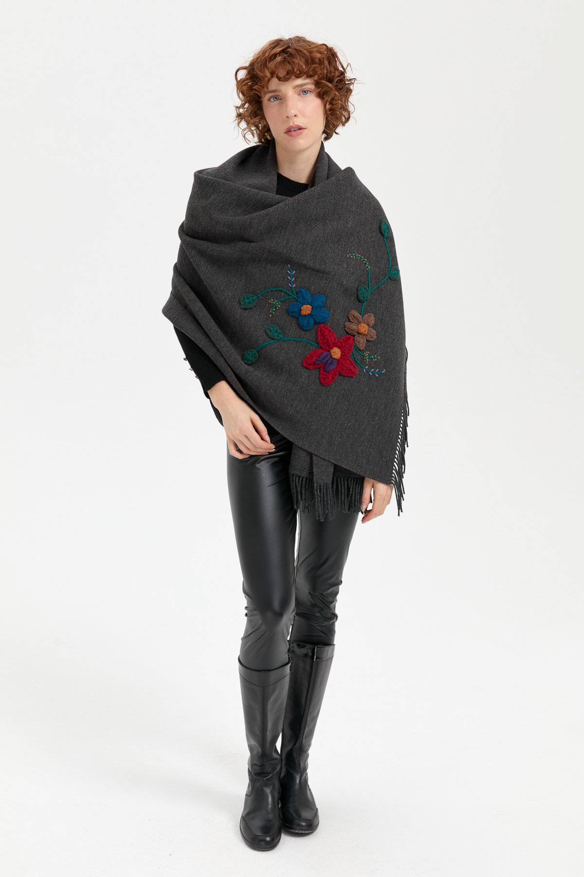 24073Kadın Örgü Çiçek İşlemeli Püsküllü Şal K.Füme