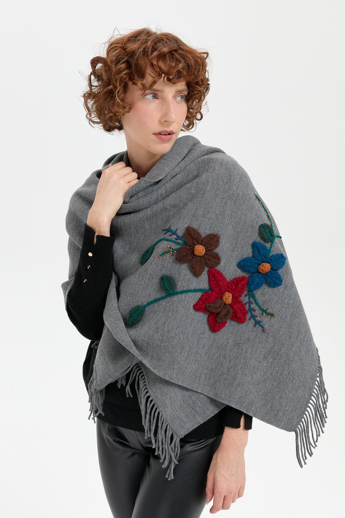 24073Kadın Örgü Çiçek İşlemeli Püsküllü Şal Füme