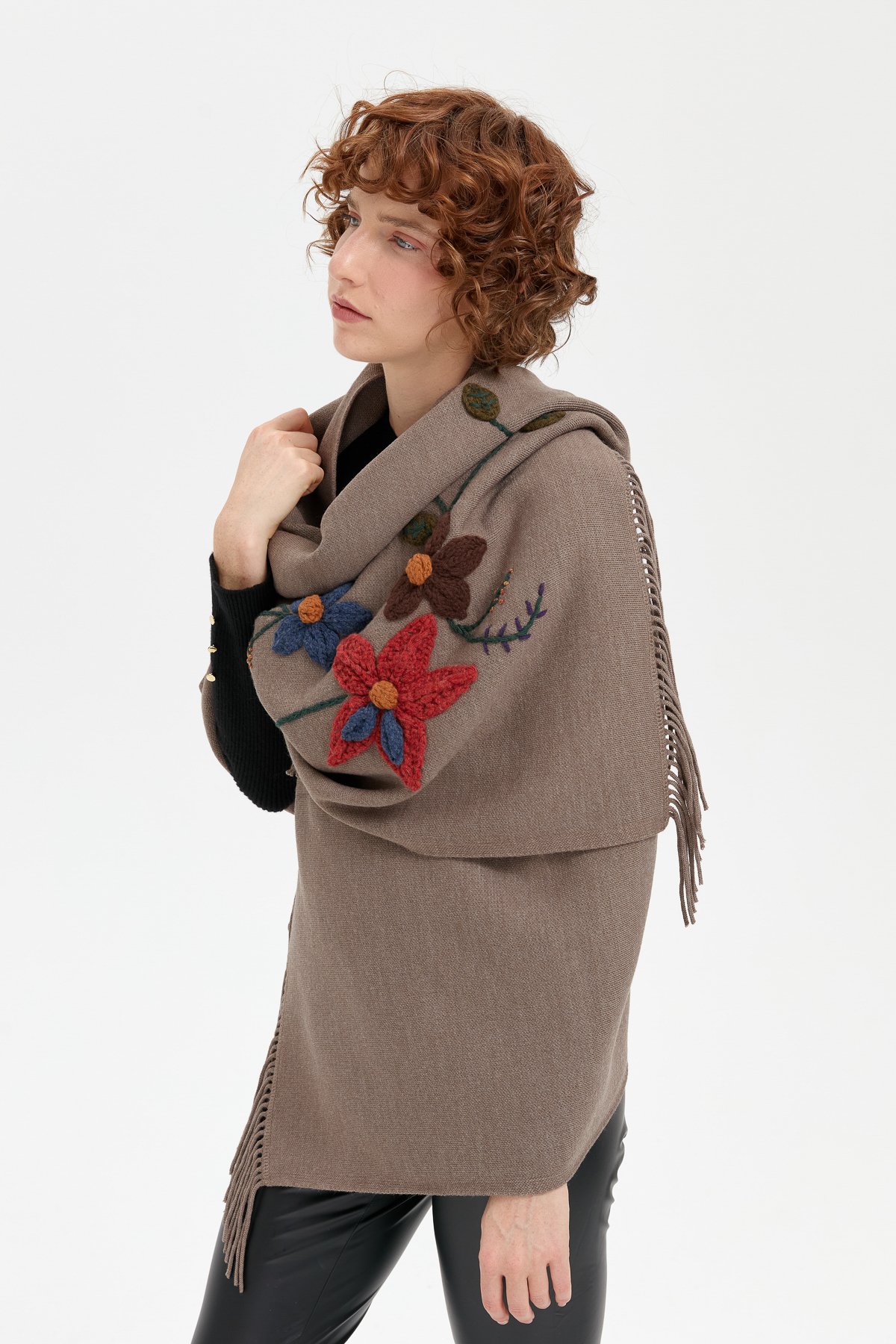 24073Kadın Örgü Çiçek İşlemeli Püsküllü Şal Vizon