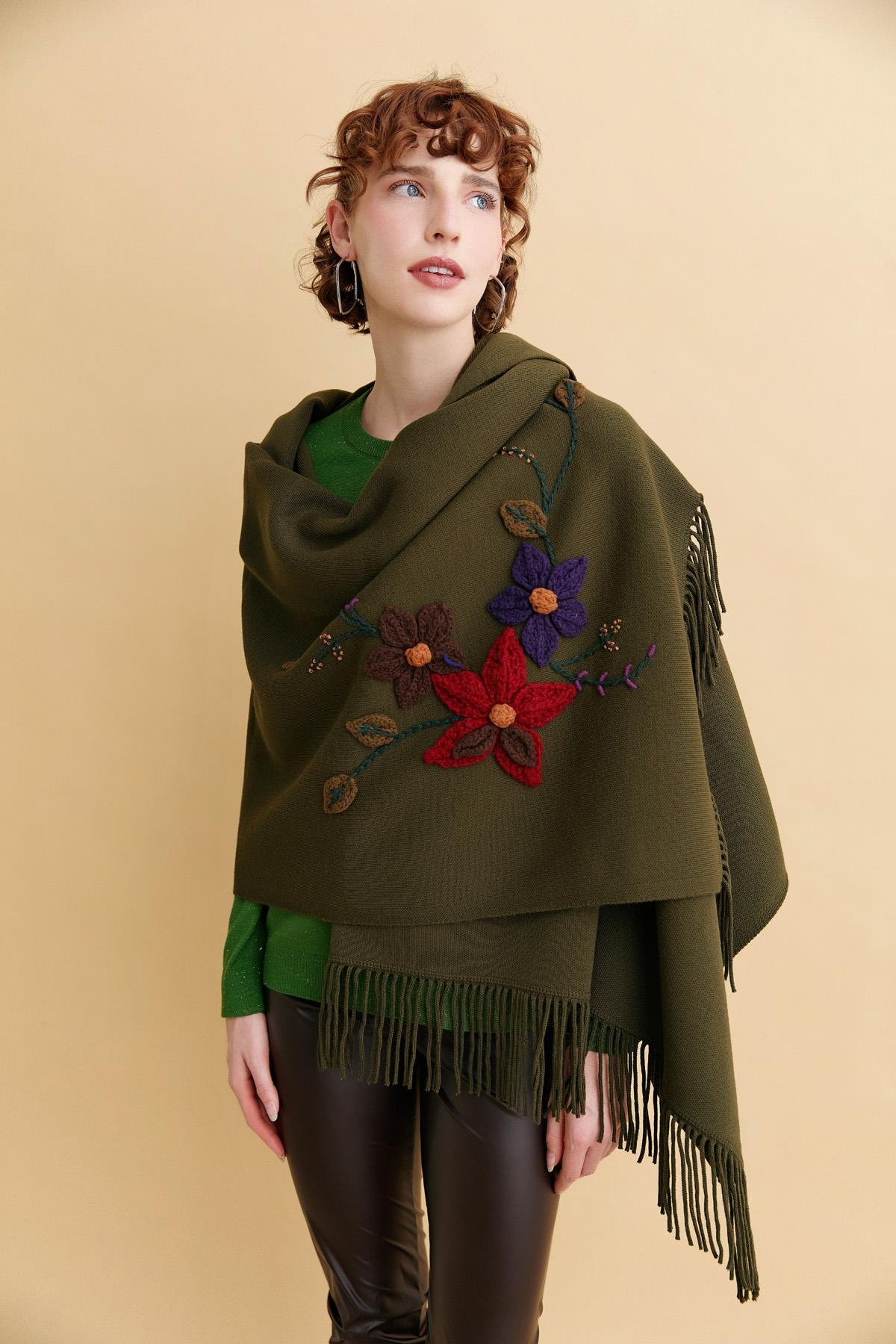 24073Kadın Örgü Çiçek İşlemeli Püsküllü Şal Haki