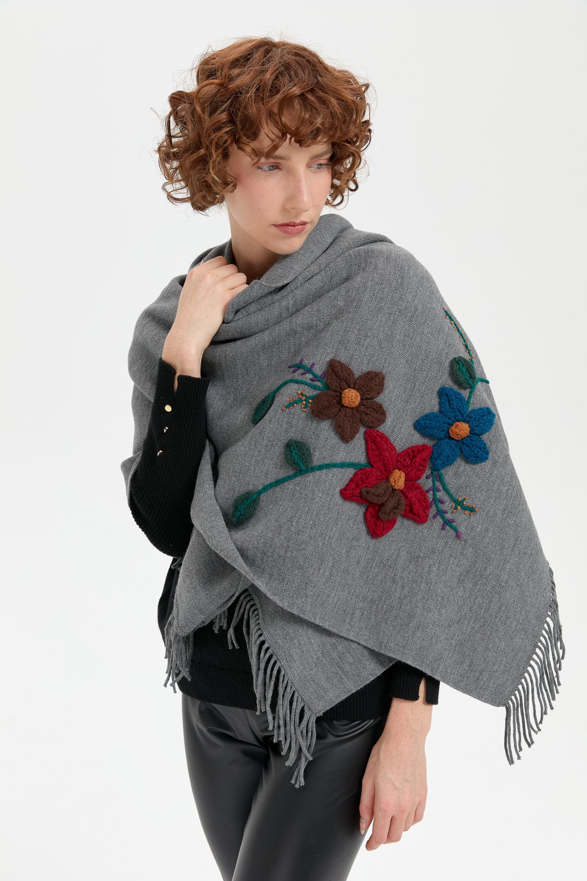 24073Kadın Örgü Çiçek İşlemeli Püsküllü Şal Füme