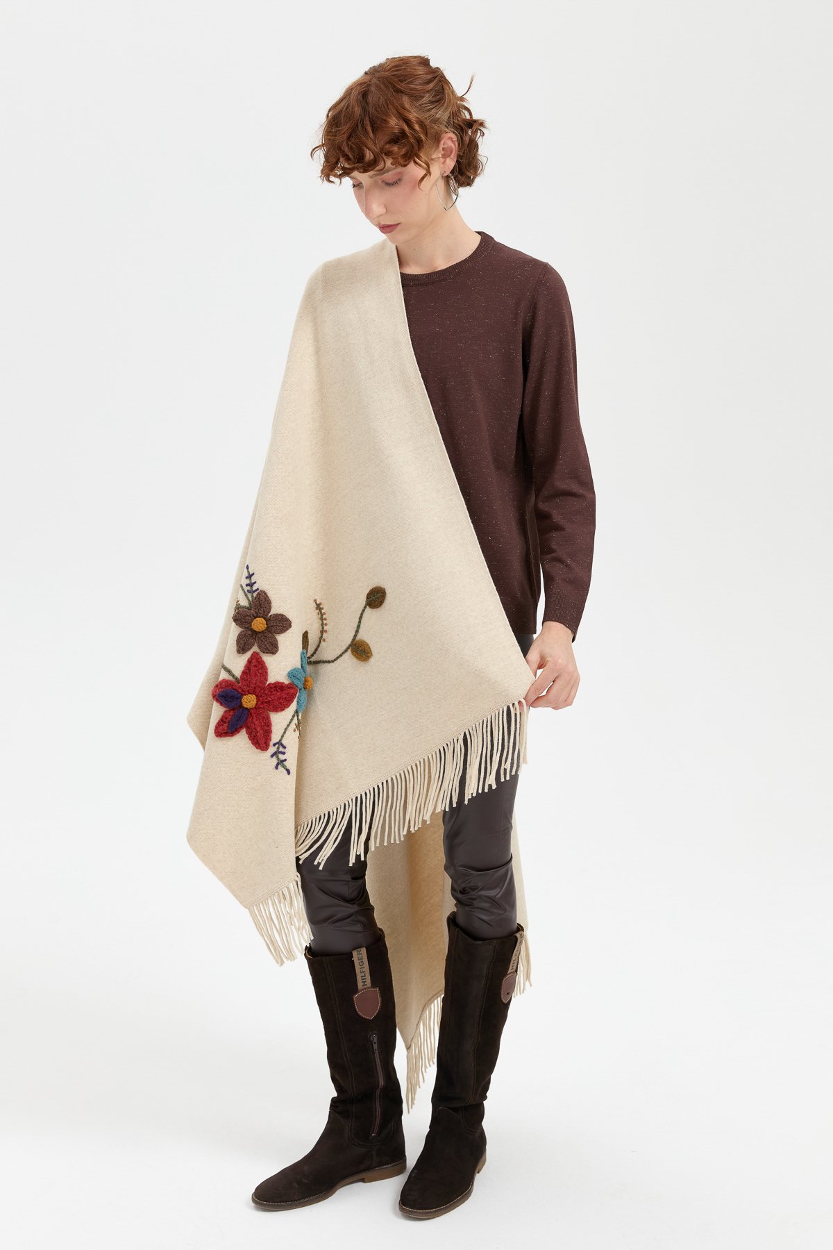 24073Kadın Örgü Çiçek İşlemeli Püsküllü Şal T.Melanj
