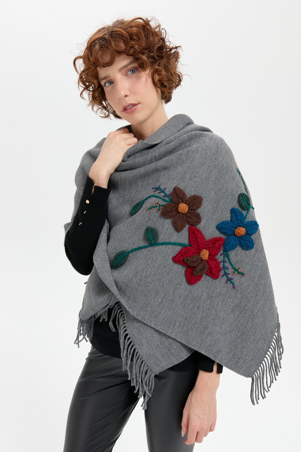 24073Kadın Örgü Çiçek İşlemeli Püsküllü Şal Füme