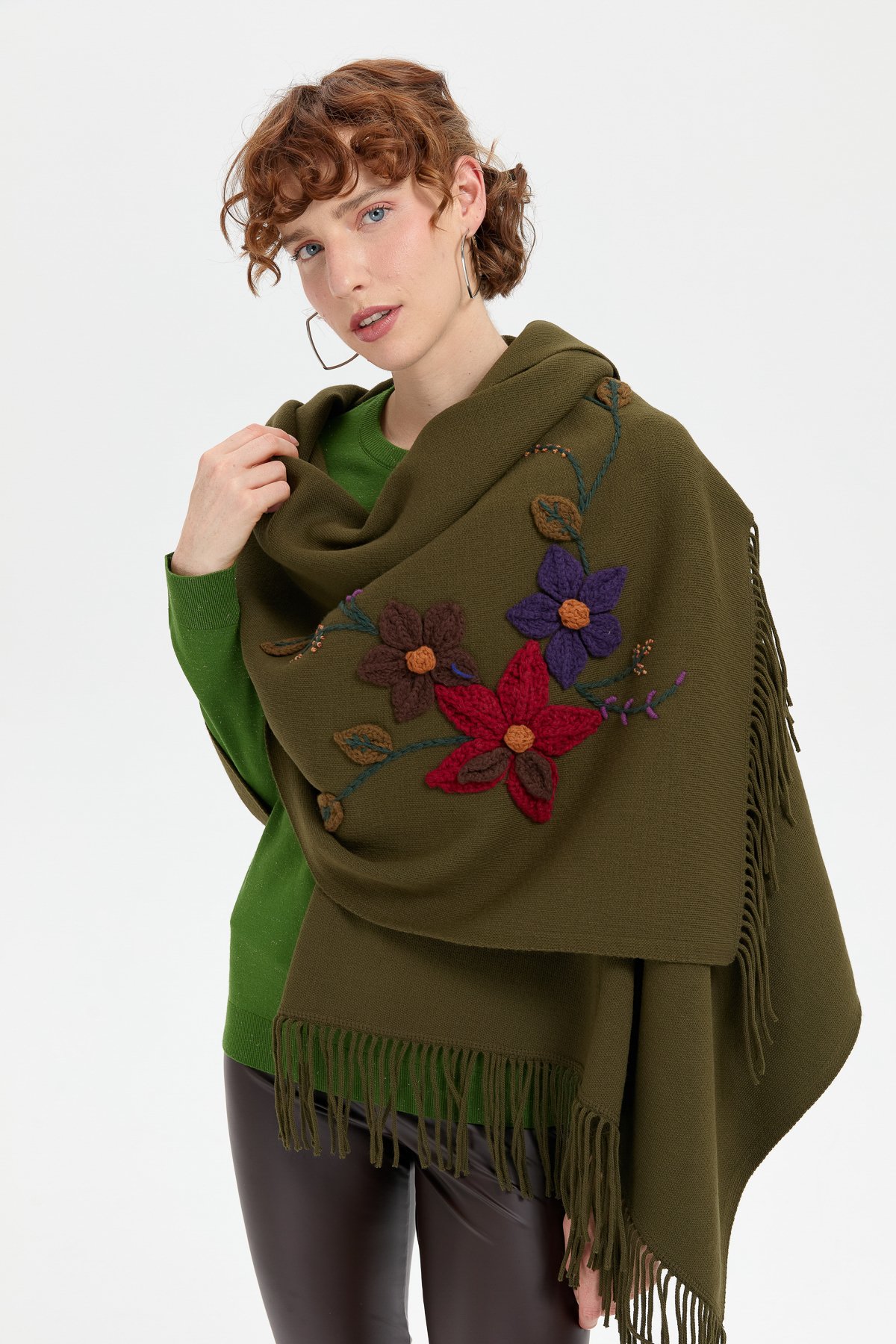 24073Kadın Örgü Çiçek İşlemeli Püsküllü Şal Haki
