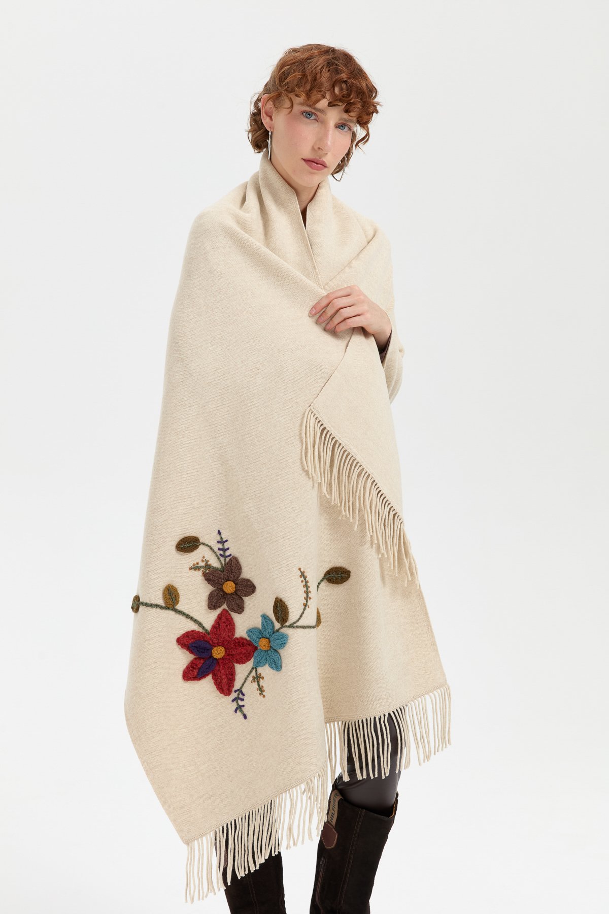 24073Kadın Örgü Çiçek İşlemeli Püsküllü Şal T.Melanj