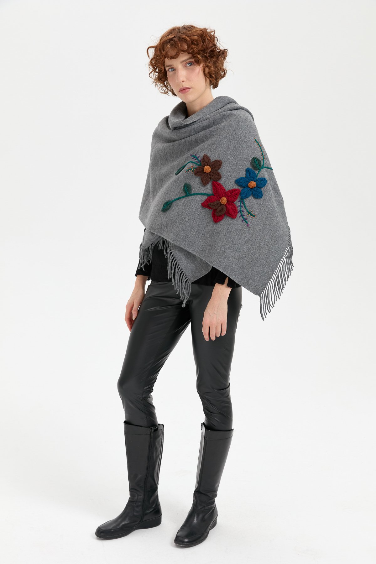 24073Kadın Örgü Çiçek İşlemeli Püsküllü Şal Füme