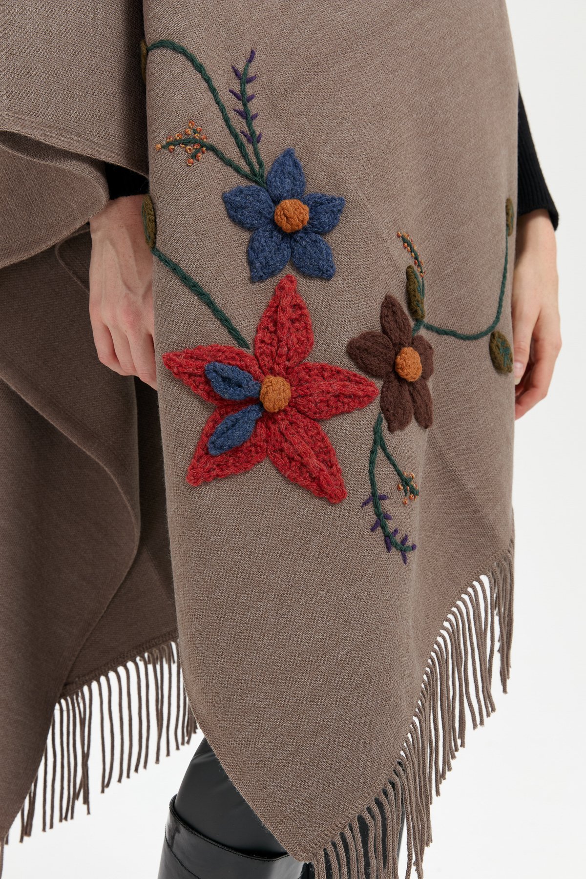 24073Kadın Örgü Çiçek İşlemeli Püsküllü Şal Vizon