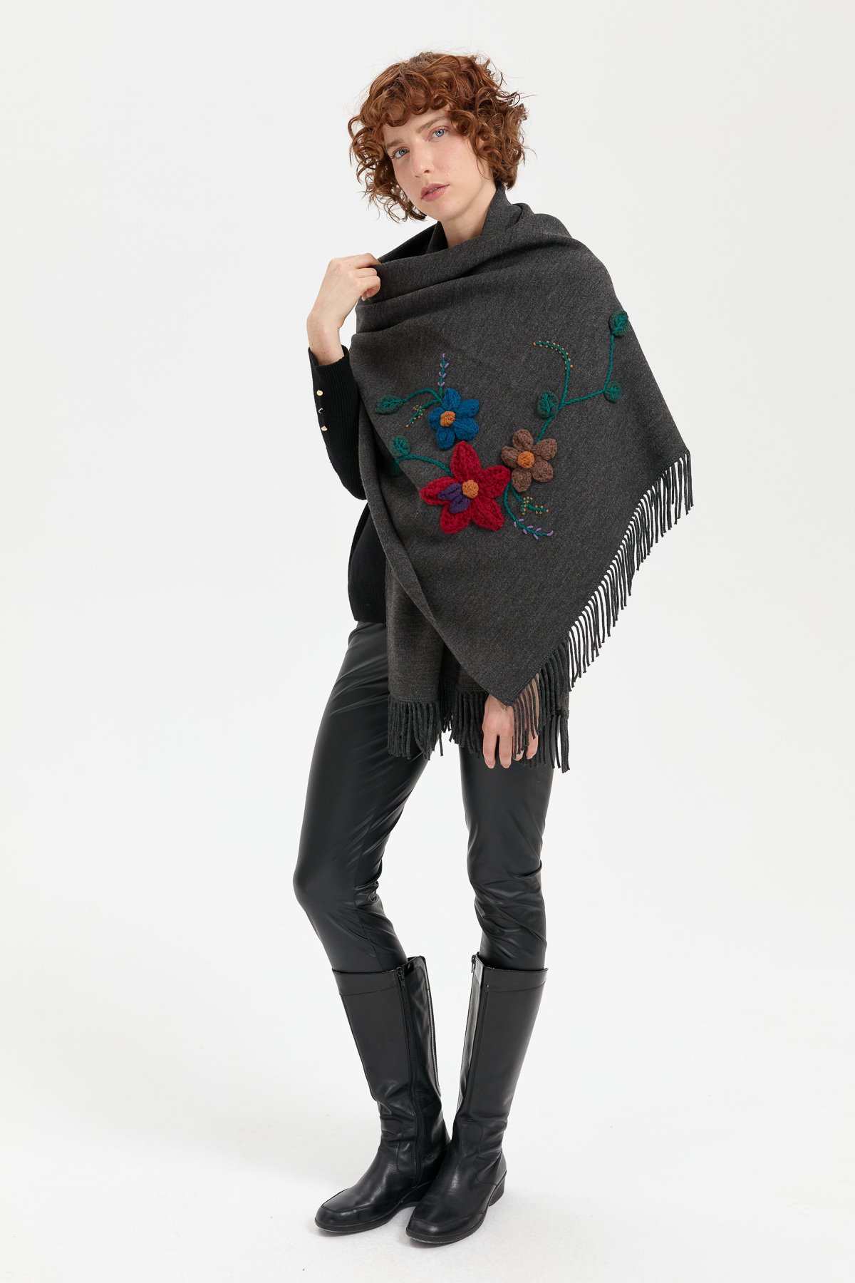 24073Kadın Örgü Çiçek İşlemeli Püsküllü Şal K.Füme