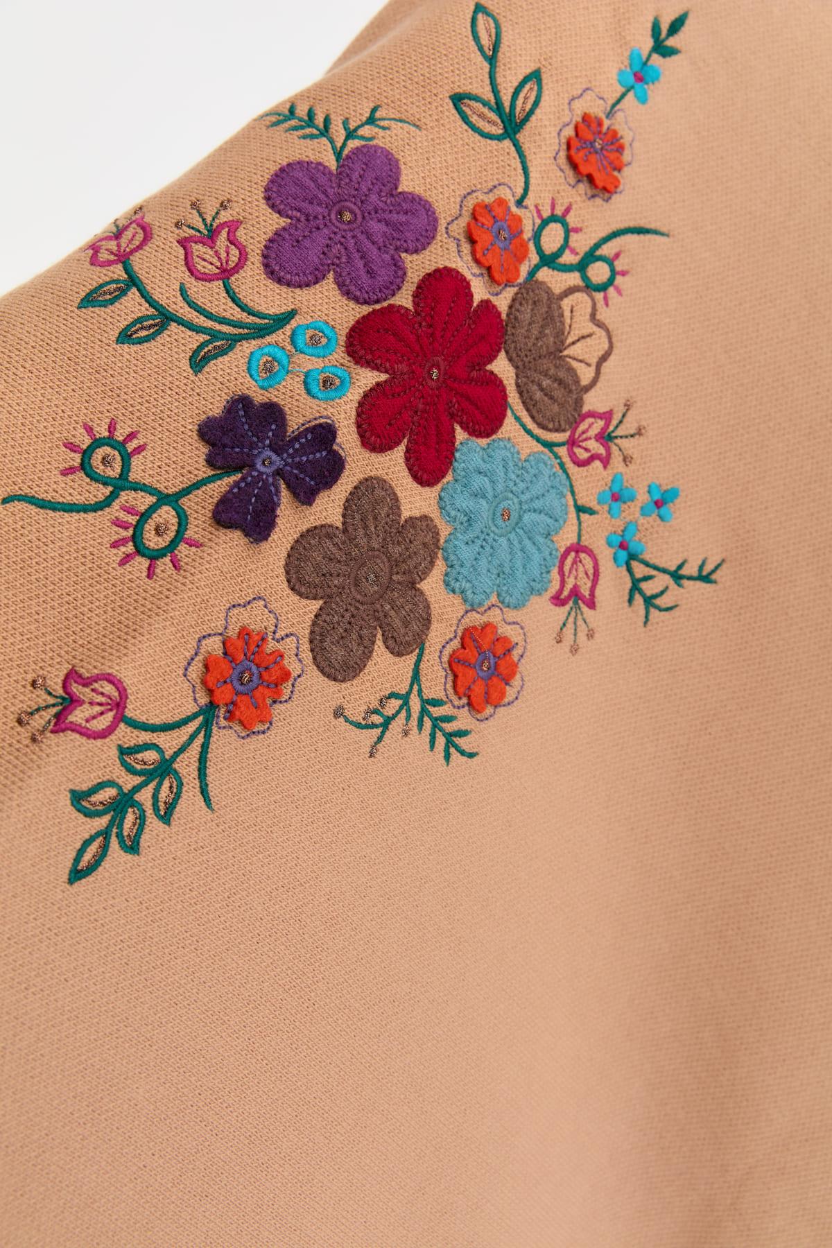 24030Kadın Ortası Çiçek İşlemeli Şal Biscuit