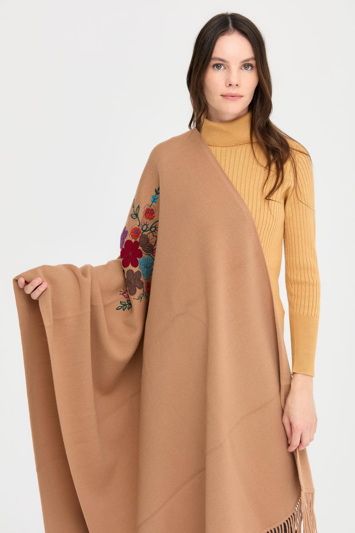 24030Kadın Ortası Çiçek İşlemeli Şal Biscuit