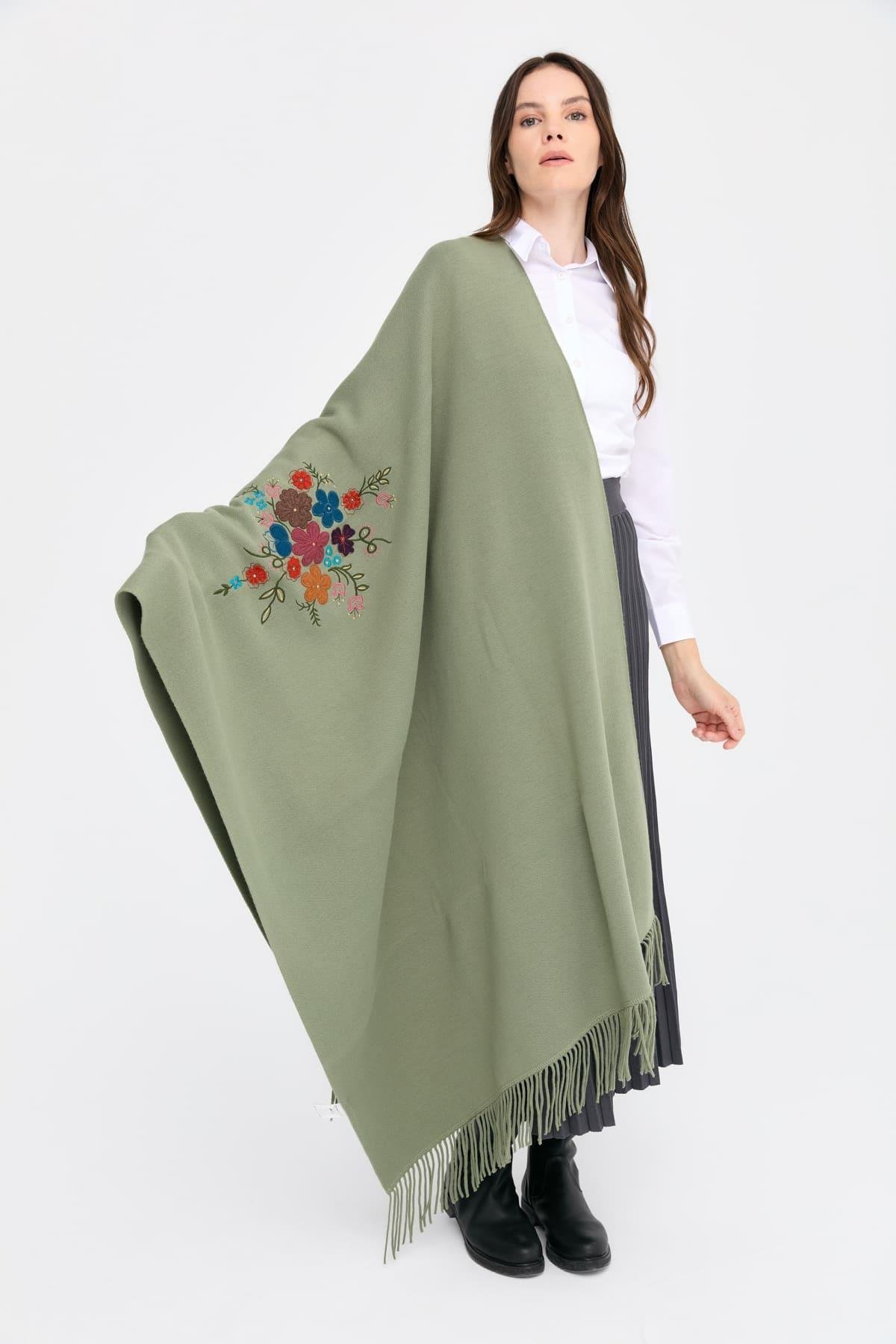 24030Kadın Ortası Çiçek İşlemeli Şal Çağla