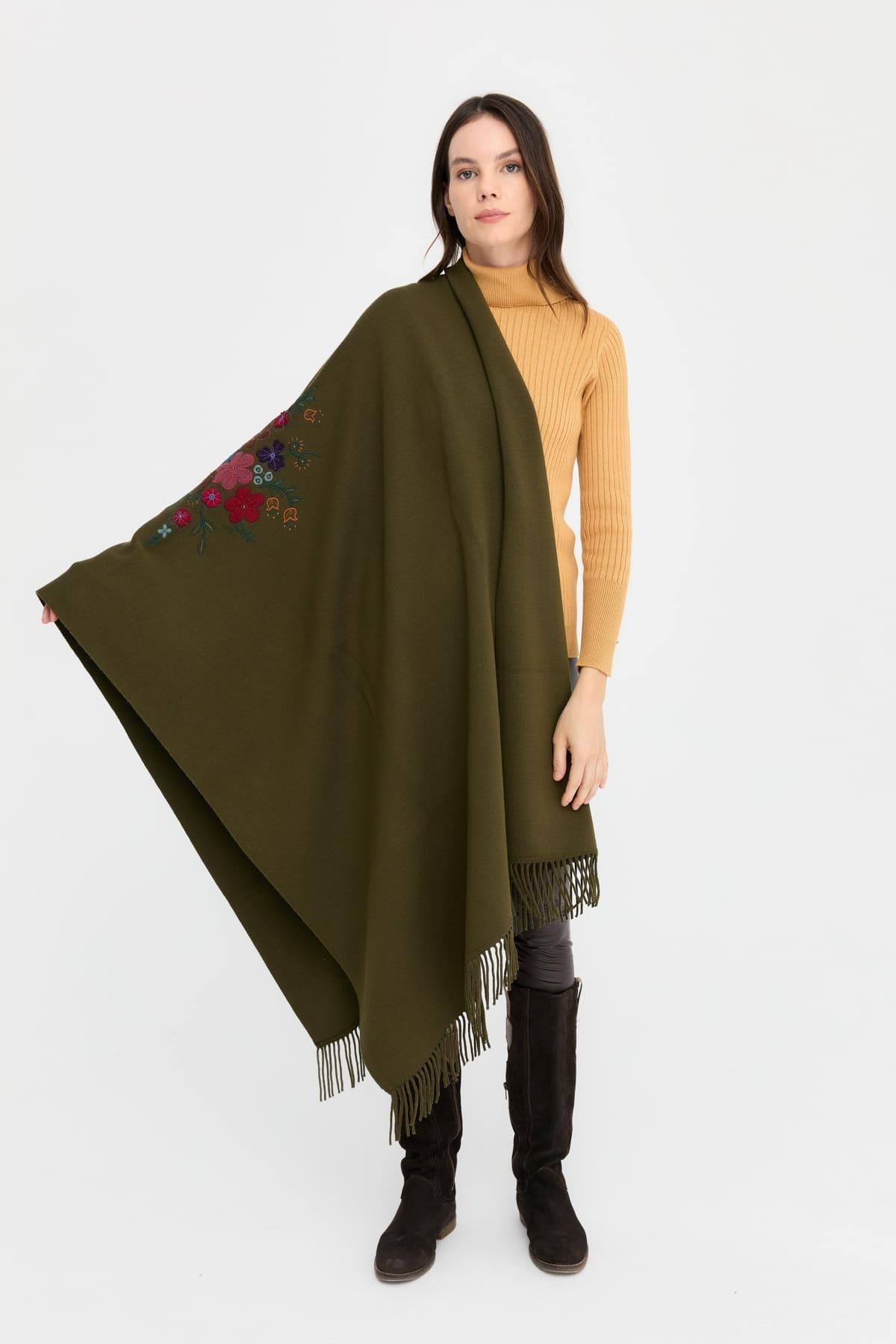 24030Kadın Ortası Çiçek İşlemeli Şal Haki
