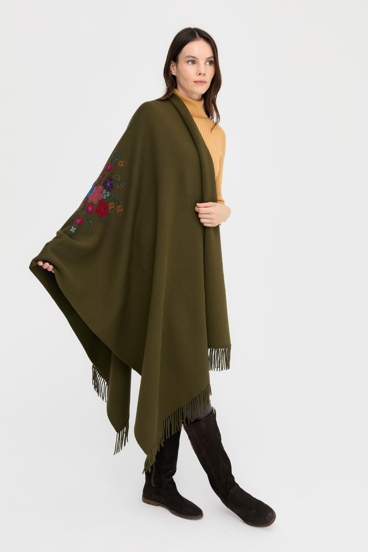 24030Kadın Ortası Çiçek İşlemeli Şal Haki