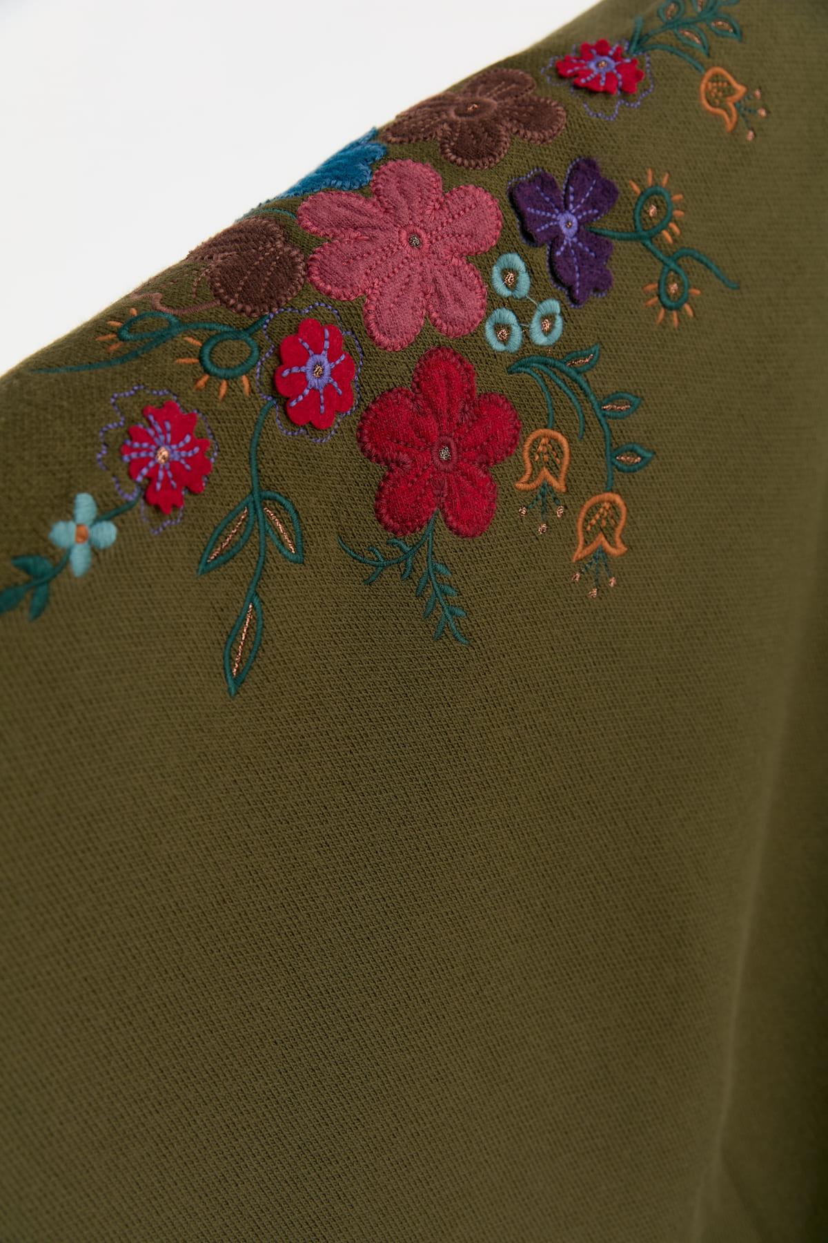 24030Kadın Ortası Çiçek İşlemeli Şal Haki