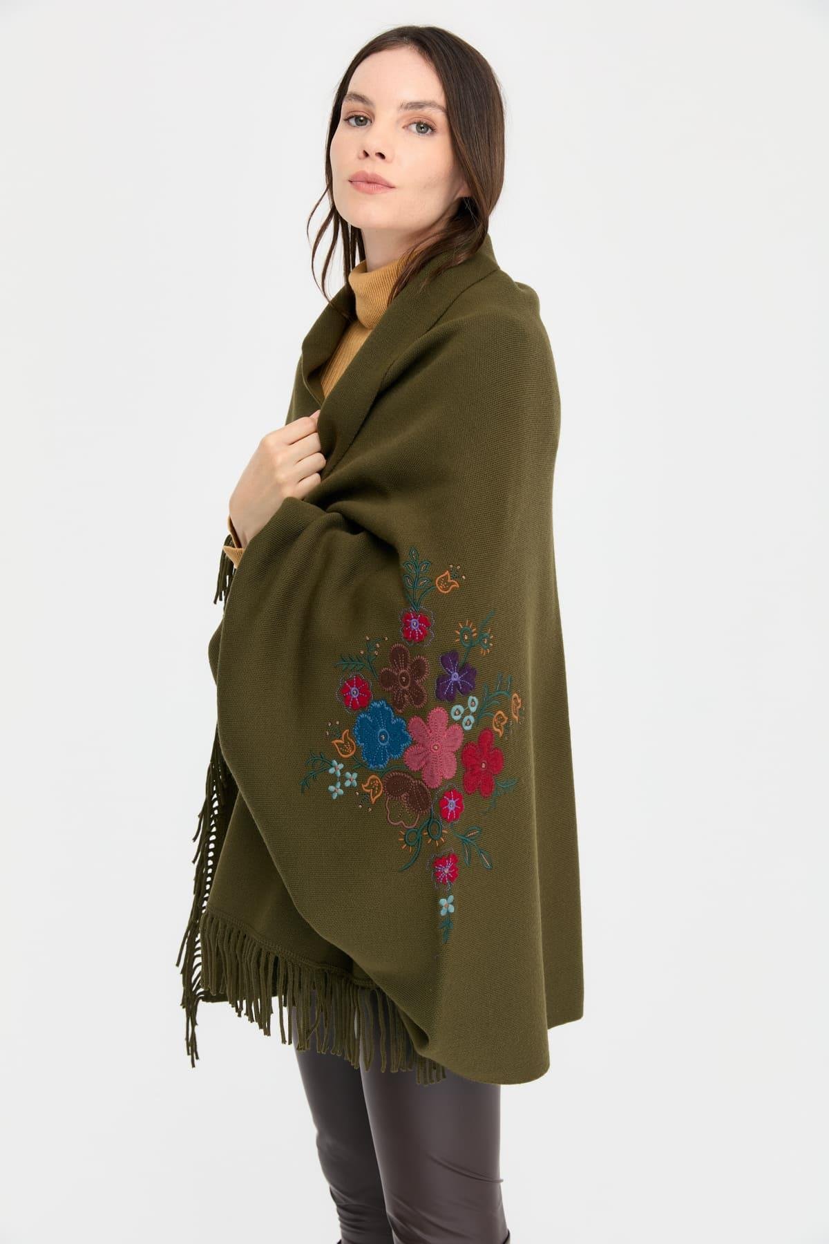 24030Kadın Ortası Çiçek İşlemeli Şal Haki