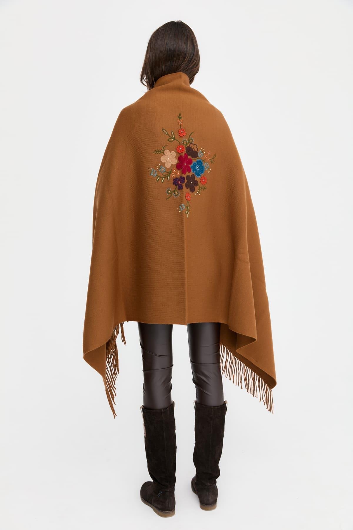24030Kadın Ortası Çiçek İşlemeli Şal Kahve