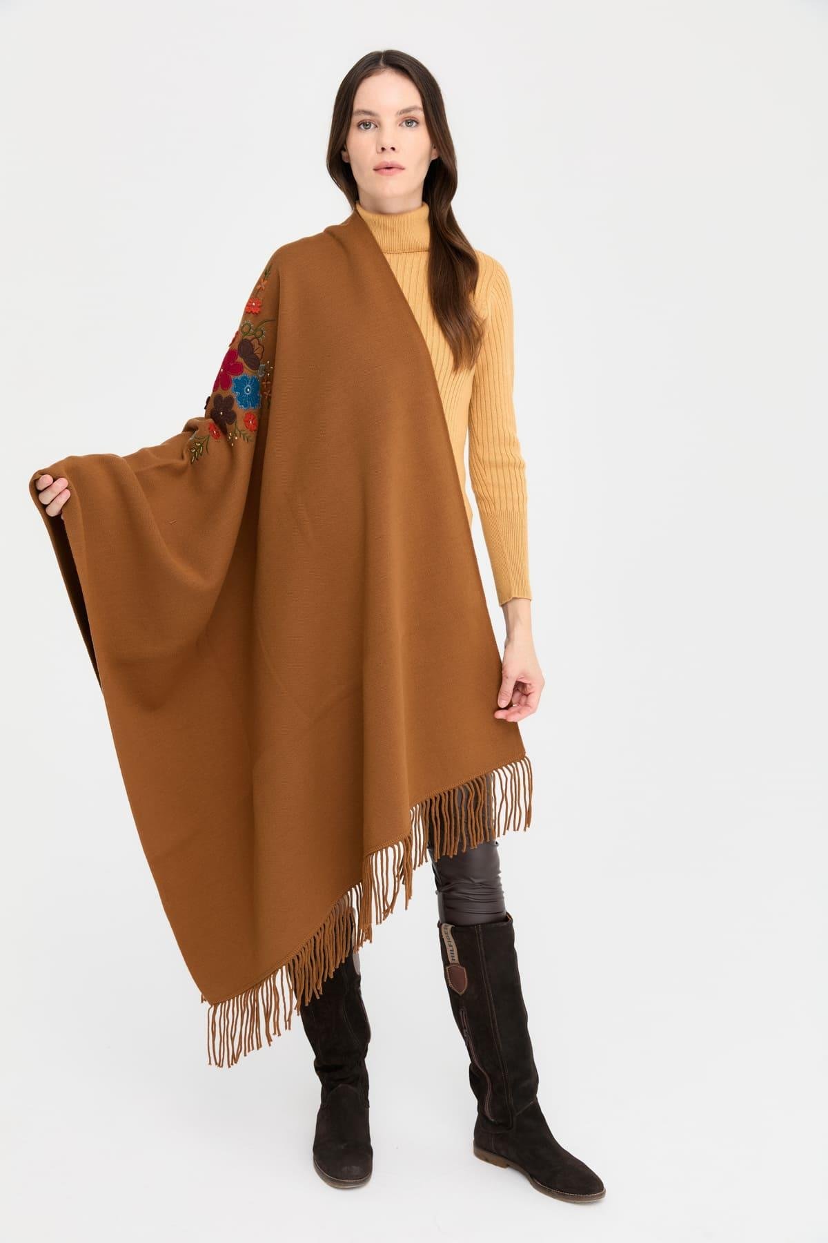 24030Kadın Ortası Çiçek İşlemeli Şal Kahve