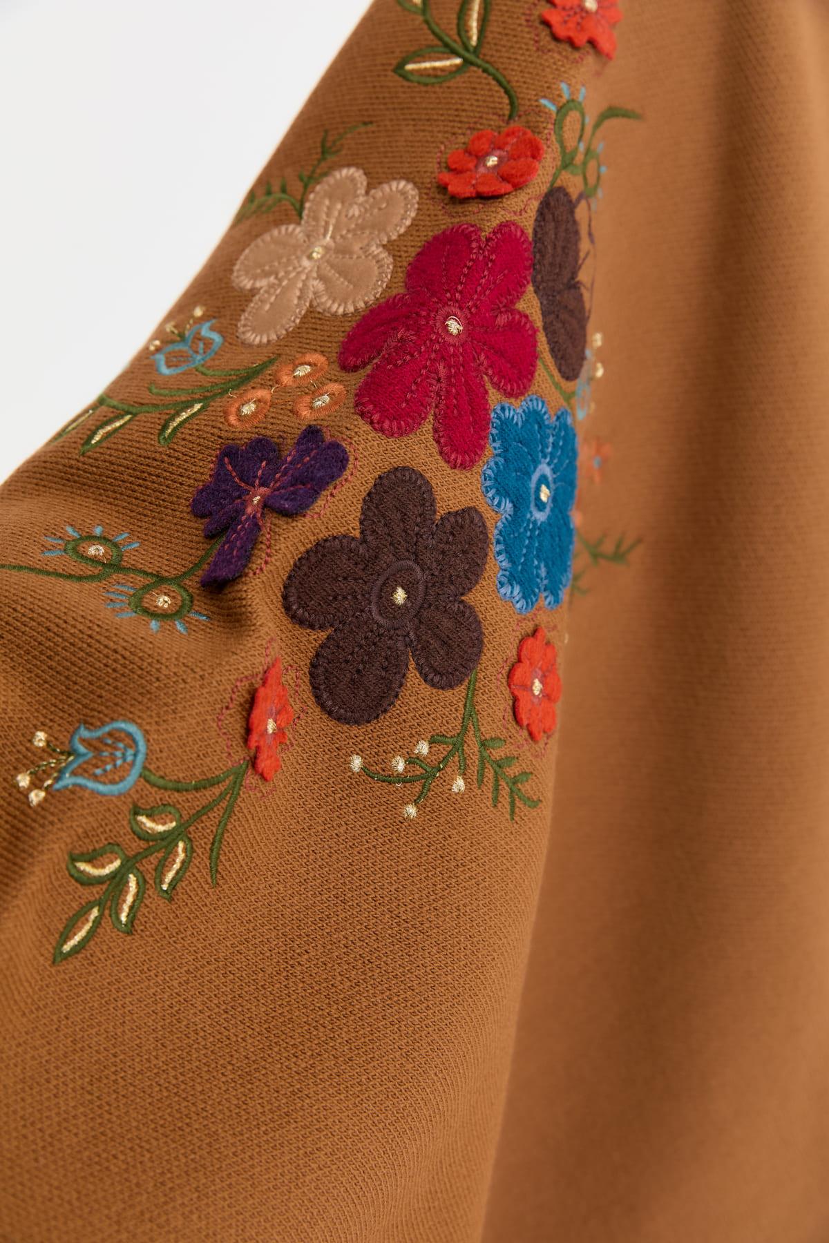 24030Kadın Ortası Çiçek İşlemeli Şal Kahve