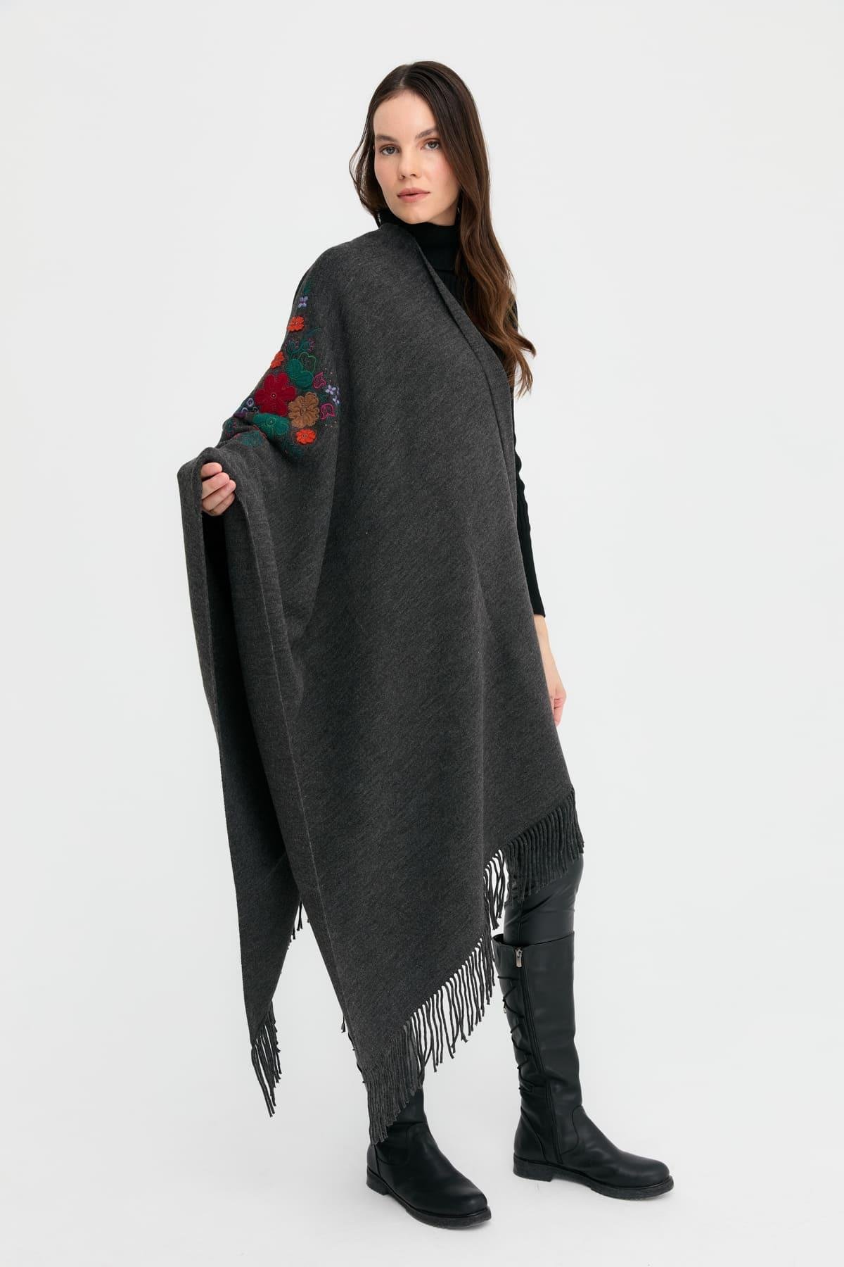 24030Kadın Ortası Çiçek İşlemeli Şal K.Füme