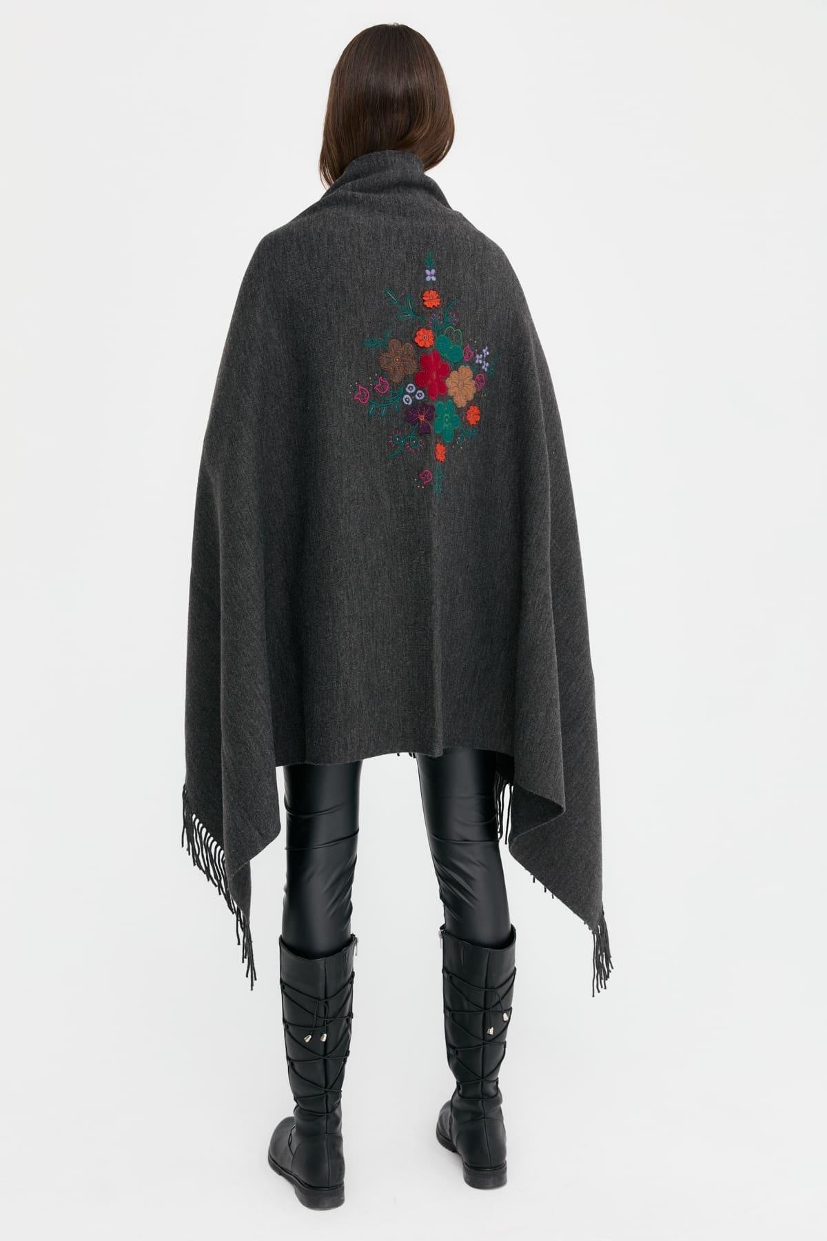 24030Kadın Ortası Çiçek İşlemeli Şal K.Füme