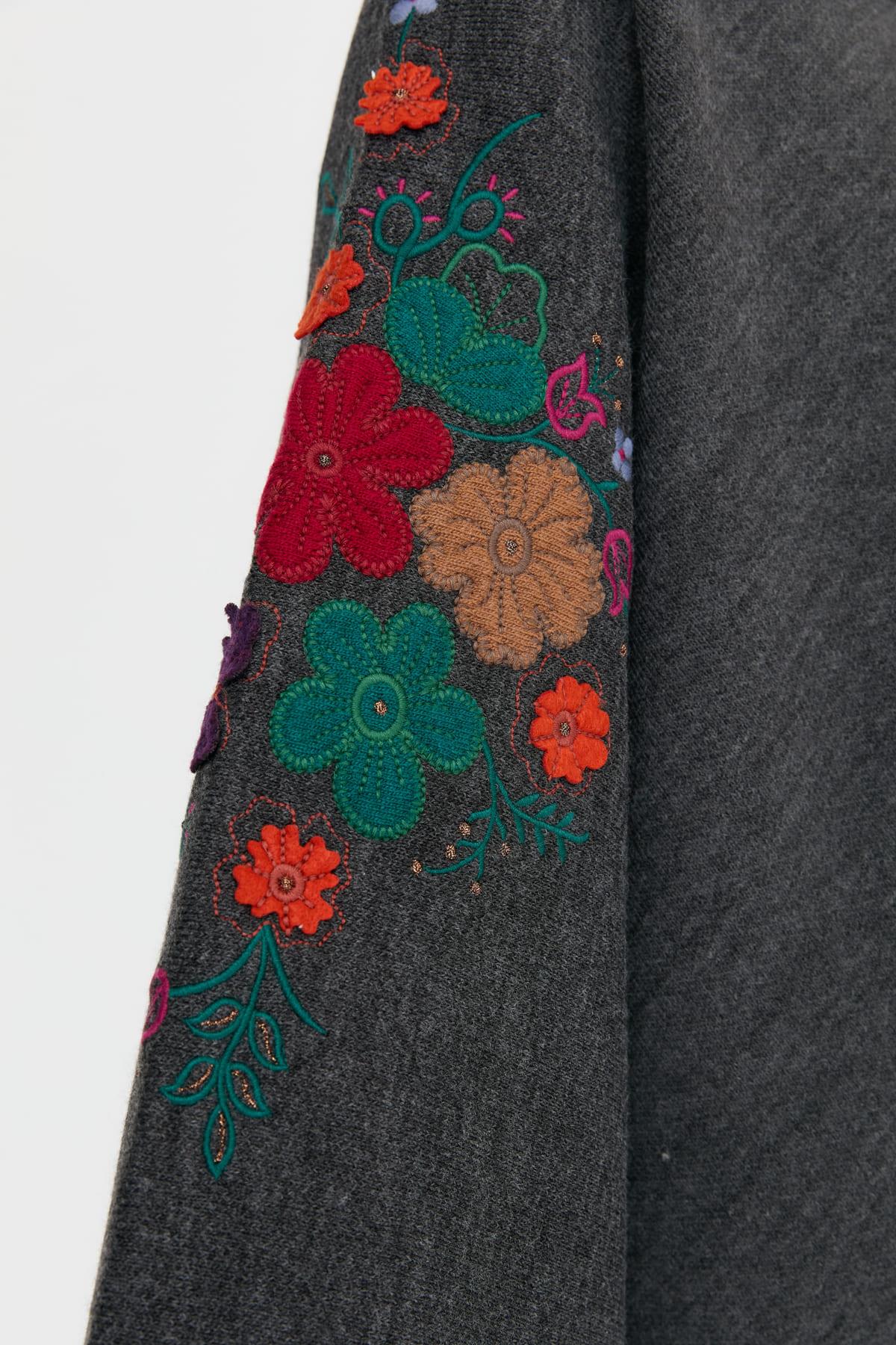 24030Kadın Ortası Çiçek İşlemeli Şal K.Füme