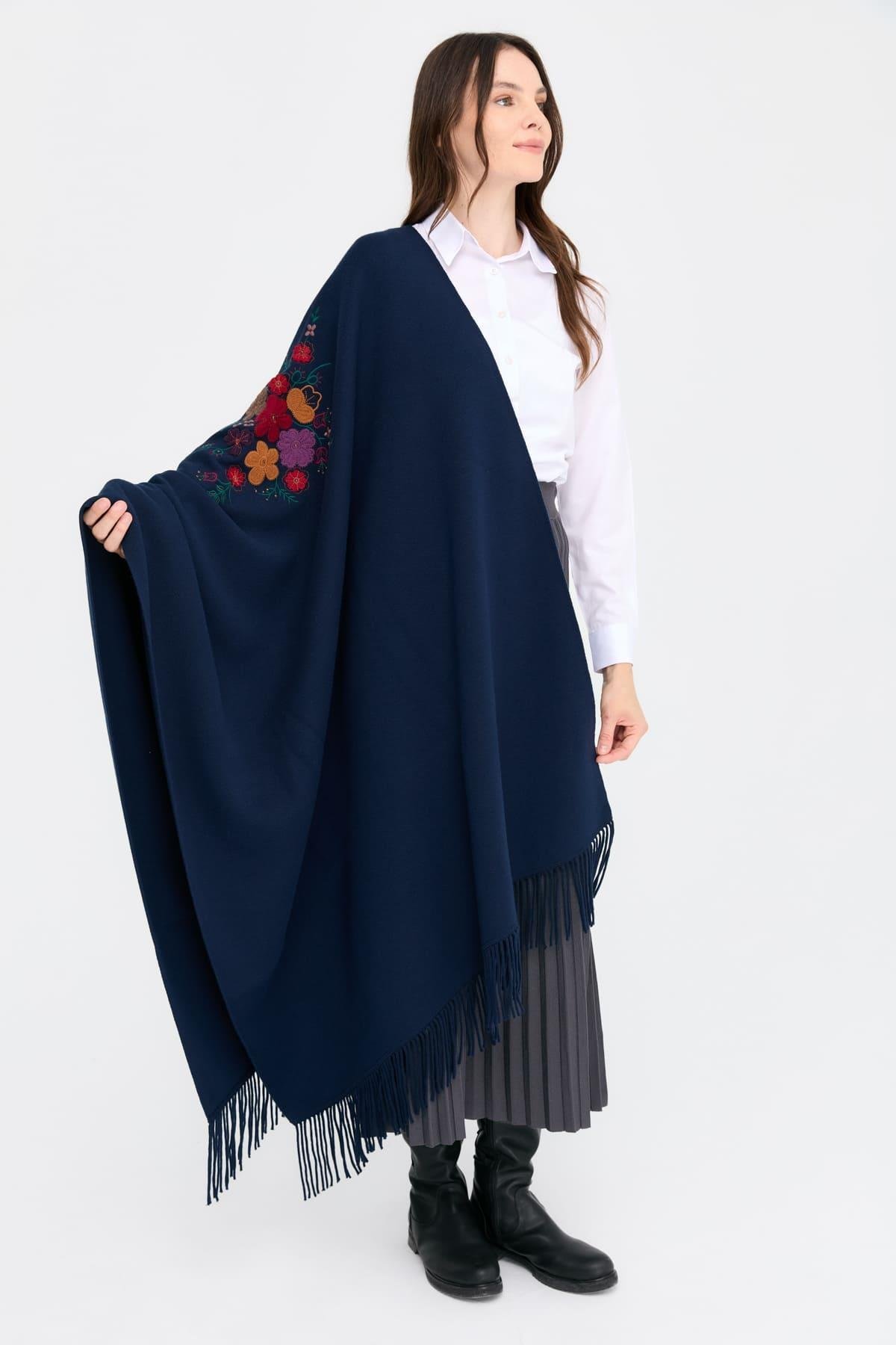 24030Kadın Ortası Çiçek İşlemeli Şal Lacivert