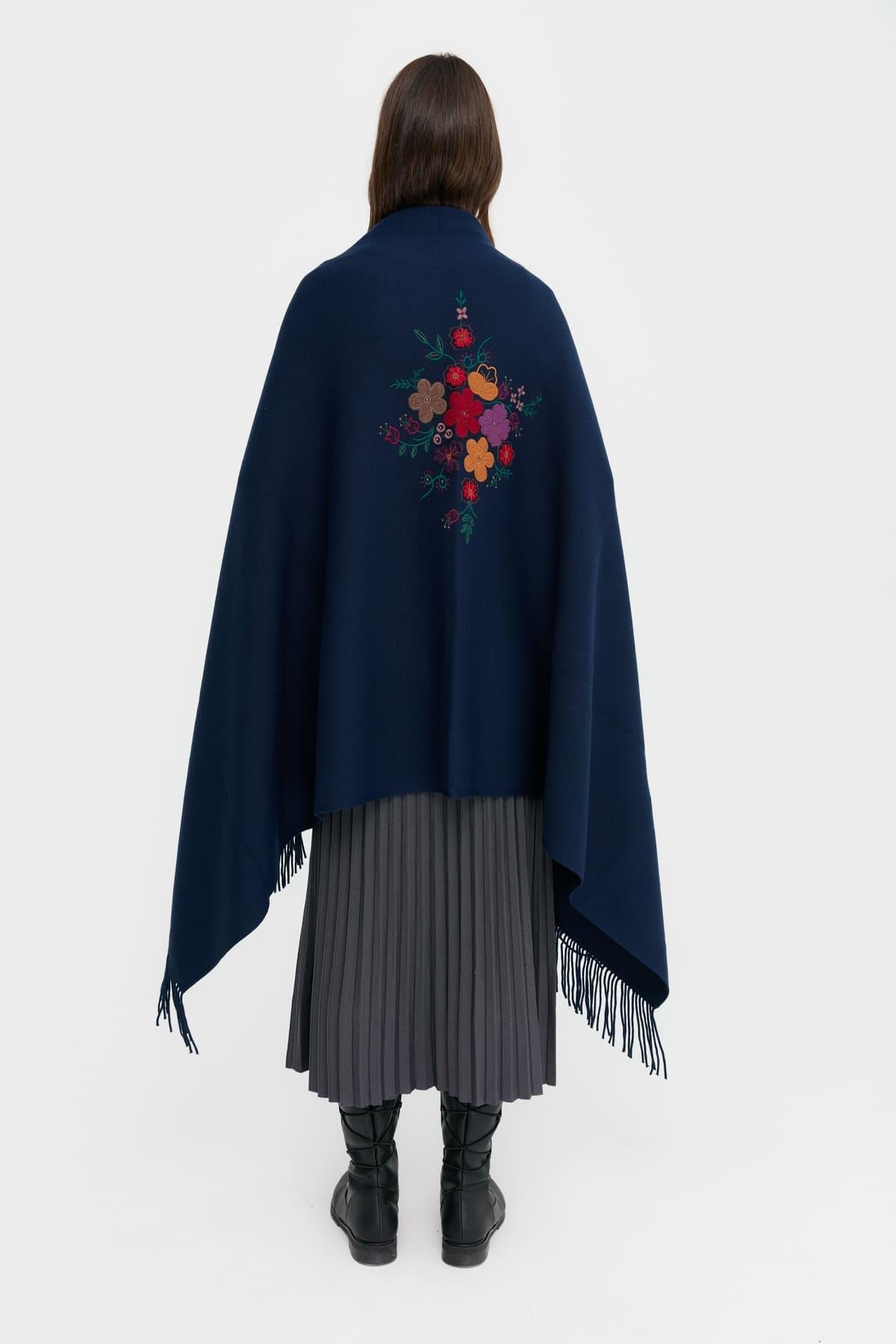 24030Kadın Ortası Çiçek İşlemeli Şal Lacivert