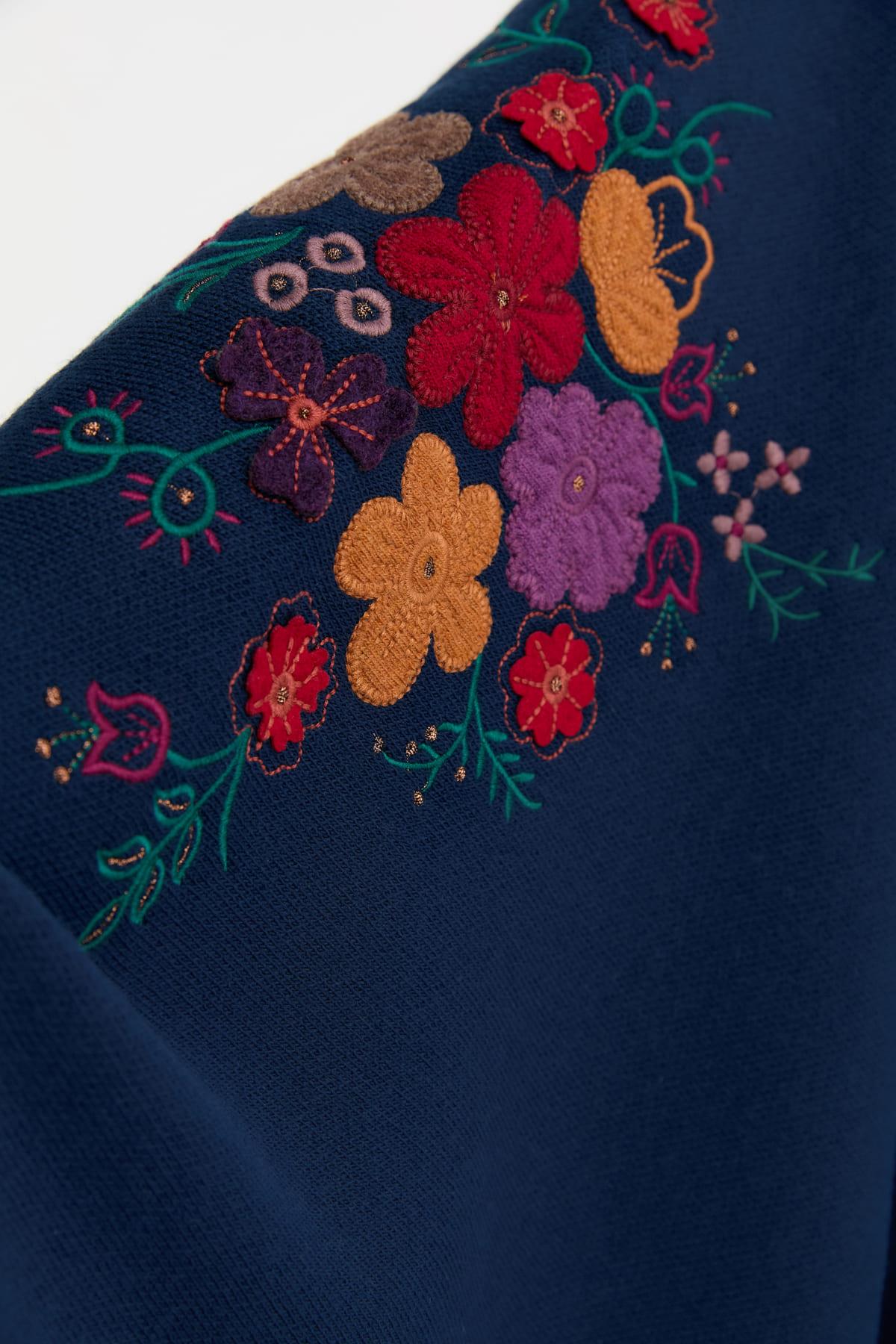 24030Kadın Ortası Çiçek İşlemeli Şal Lacivert