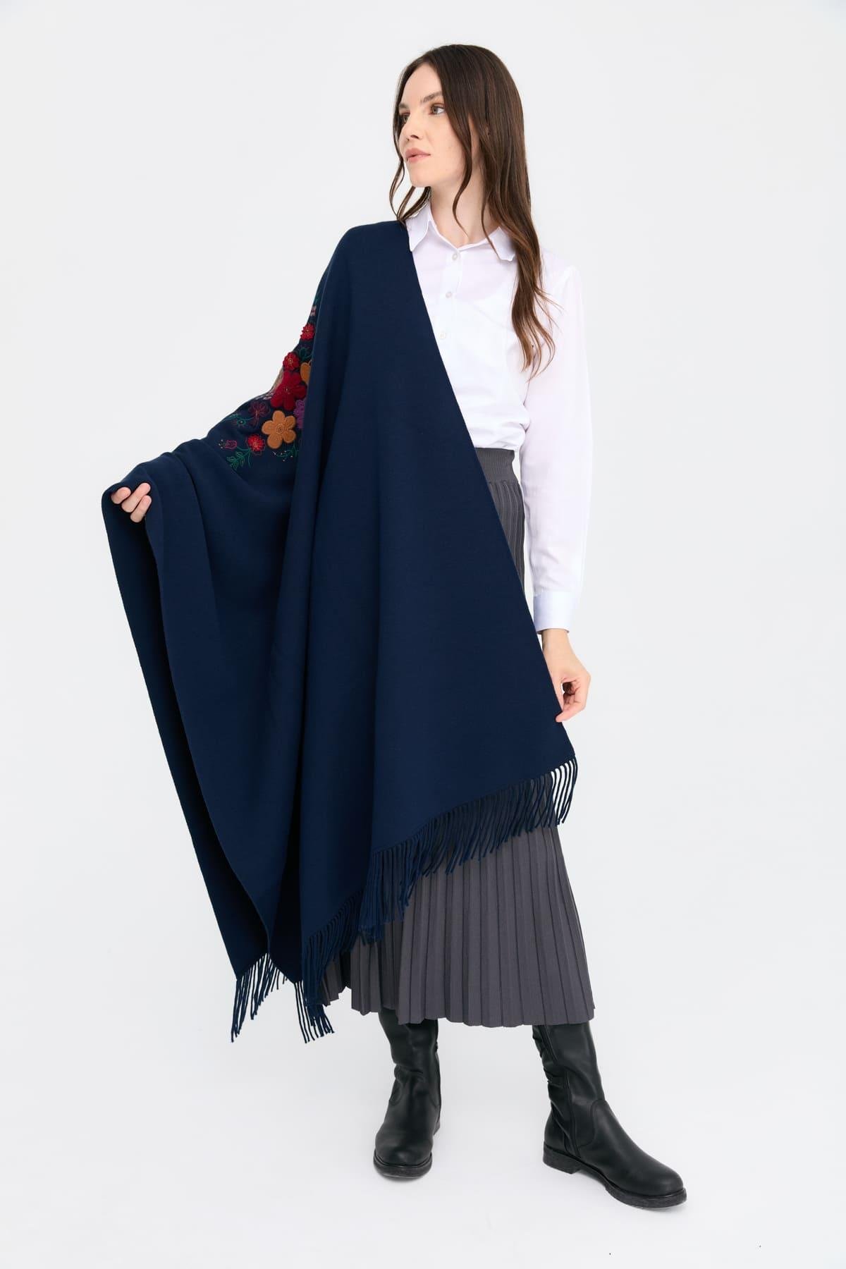 24030Kadın Ortası Çiçek İşlemeli Şal Lacivert