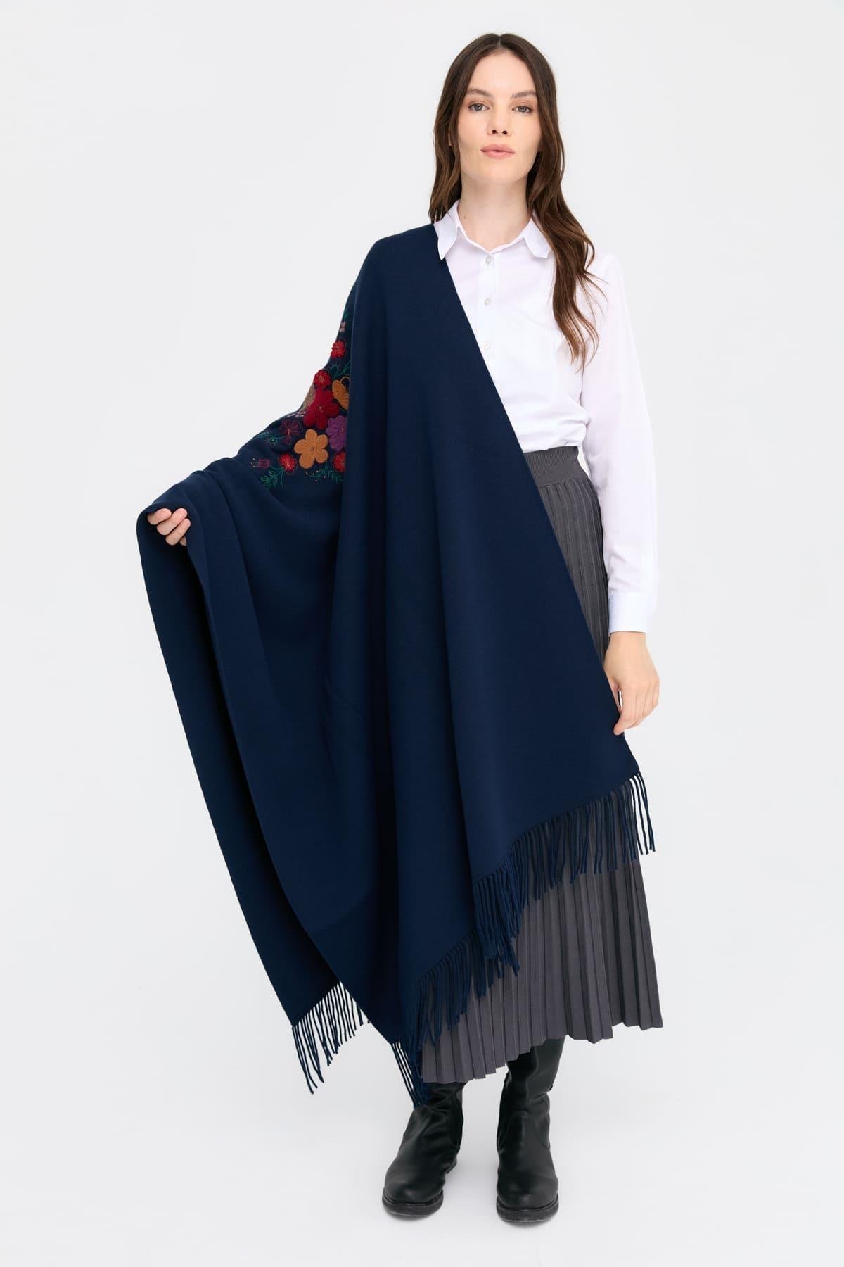 24030Kadın Ortası Çiçek İşlemeli Şal Lacivert