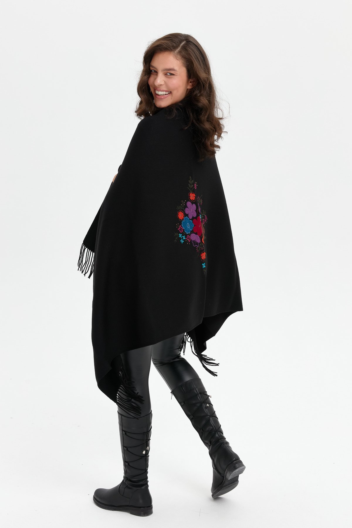 24030Kadın Ortası Çiçek İşlemeli Şal Siyah