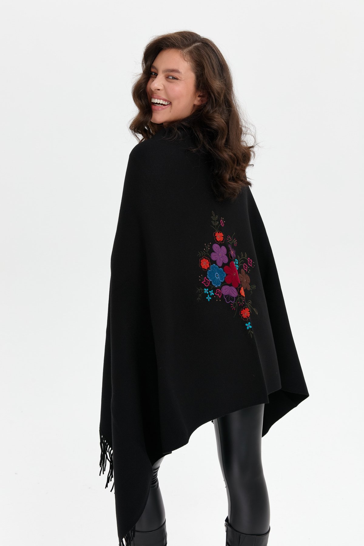 24030Kadın Ortası Çiçek İşlemeli Şal Siyah